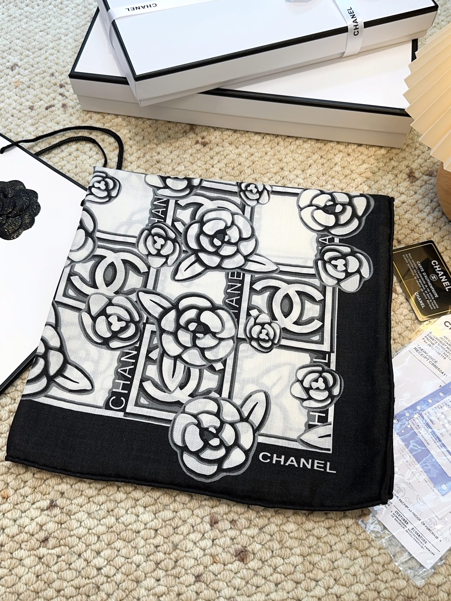 香奈儿上新❤️【Chanel】 经典茶花优雅Coco风，Chanel最新丝绒大方巾~气质到骨子里，香奶奶