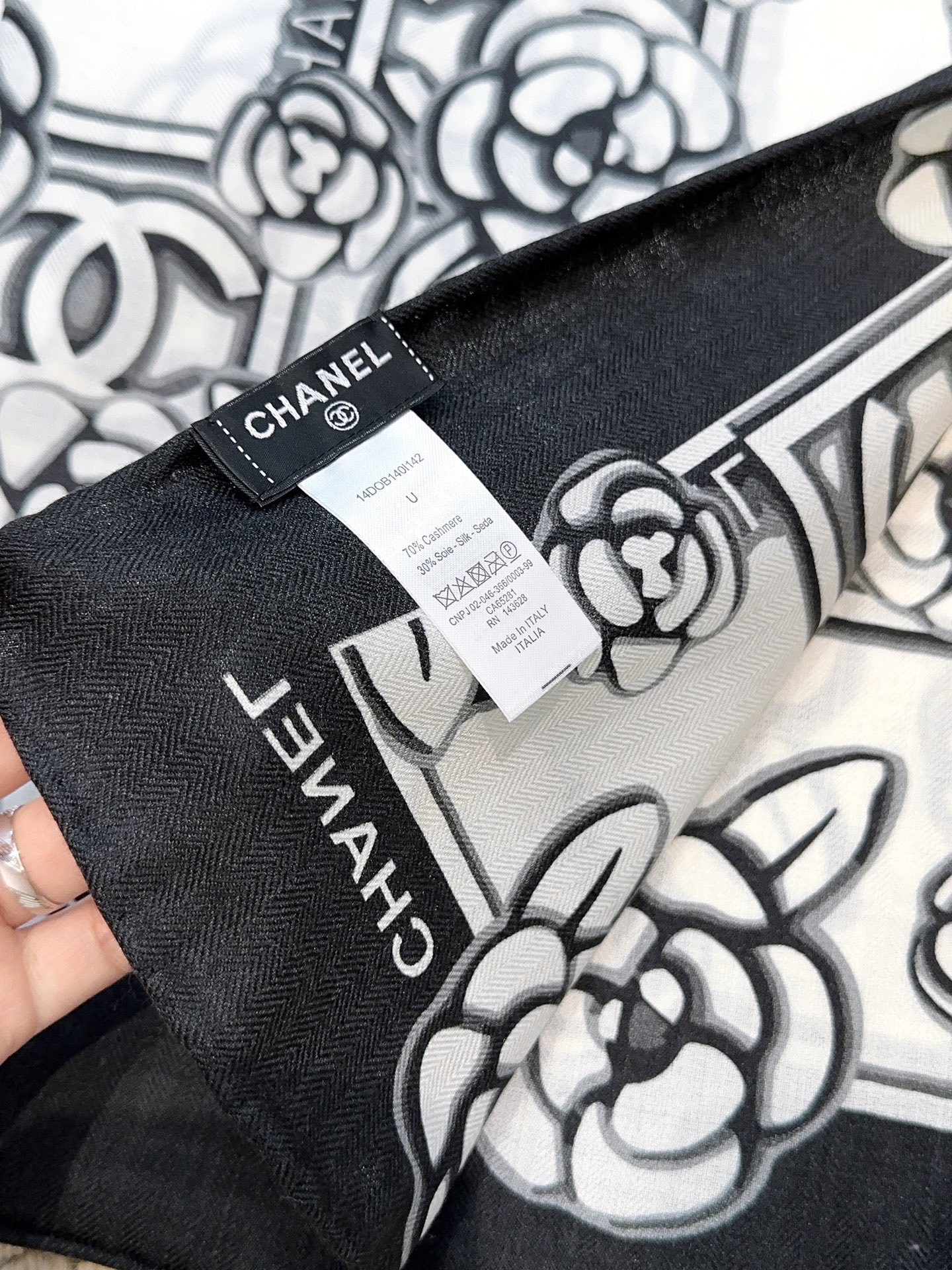 香奈儿上新❤️【Chanel】 经典茶花优雅Coco风，Chanel最新丝绒大方巾~气质到骨子里，香奶奶