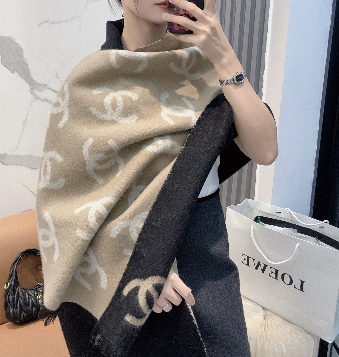 CHANEL（香奈儿）香奶奶25B新款双面羊绒围巾披肩，双面设计，一面奶茶色一面黑色，提花满印经典双C 
