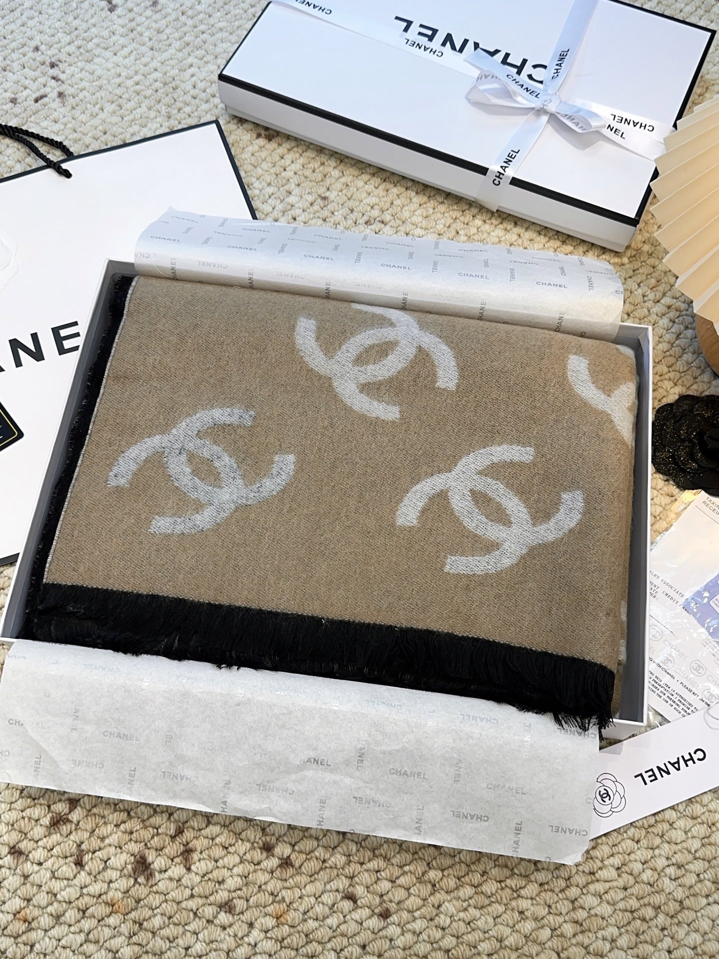 CHANEL（香奈儿）香奶奶25B新款双面羊绒围巾披肩，双面设计，一面奶茶色一面黑色，提花满印经典双C 