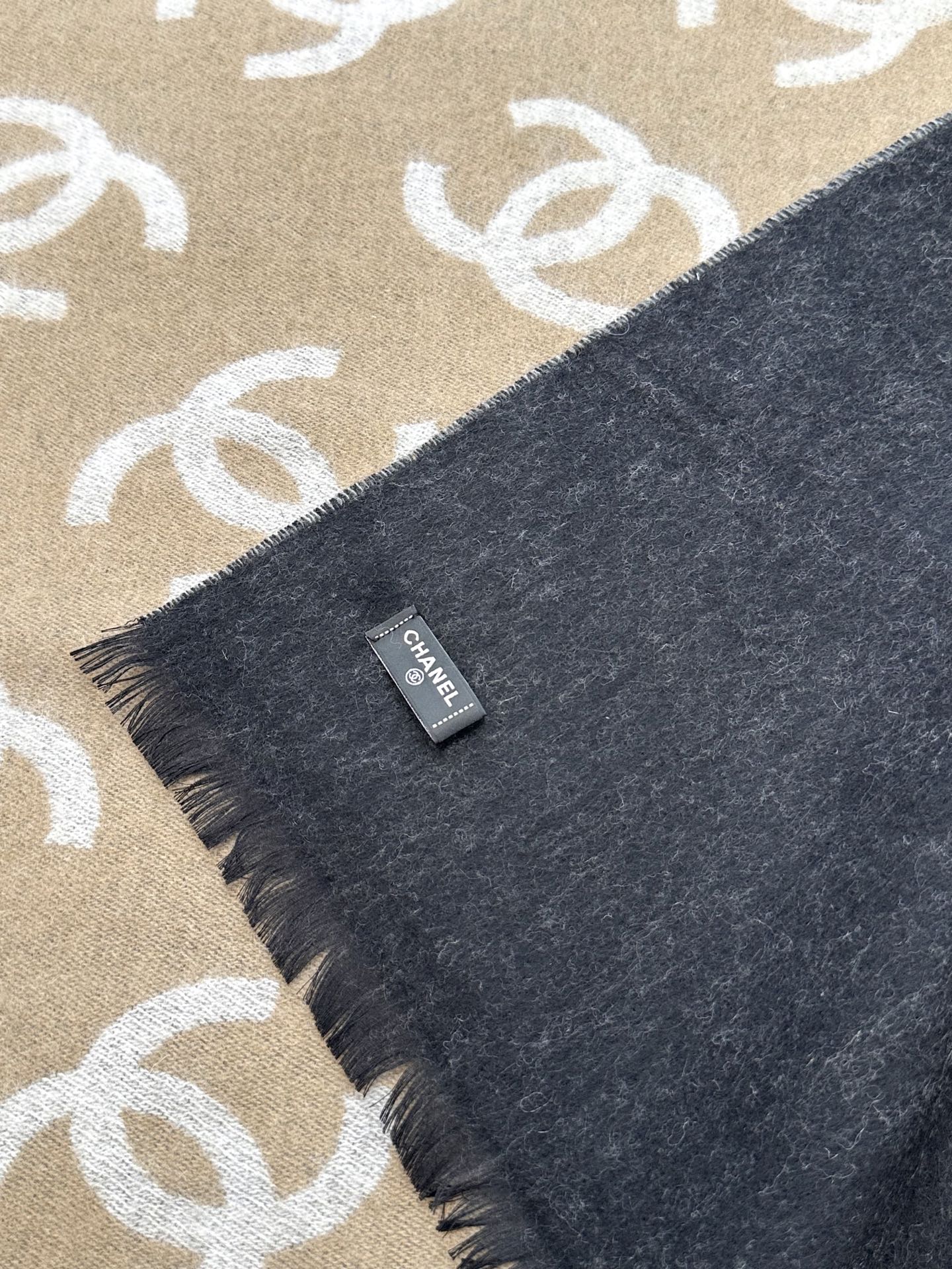 CHANEL（香奈儿）香奶奶25B新款双面羊绒围巾披肩，双面设计，一面奶茶色一面黑色，提花满印经典双C 