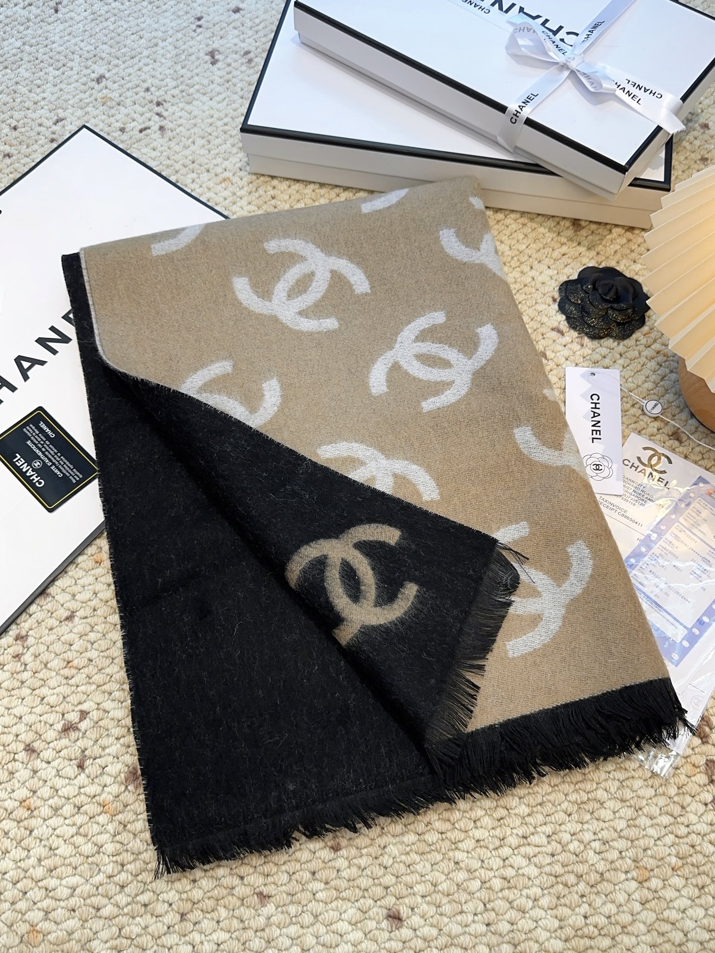 CHANEL（香奈儿）香奶奶25B新款双面羊绒围巾披肩，双面设计，一面奶茶色一面黑色，提花满印经典双C 