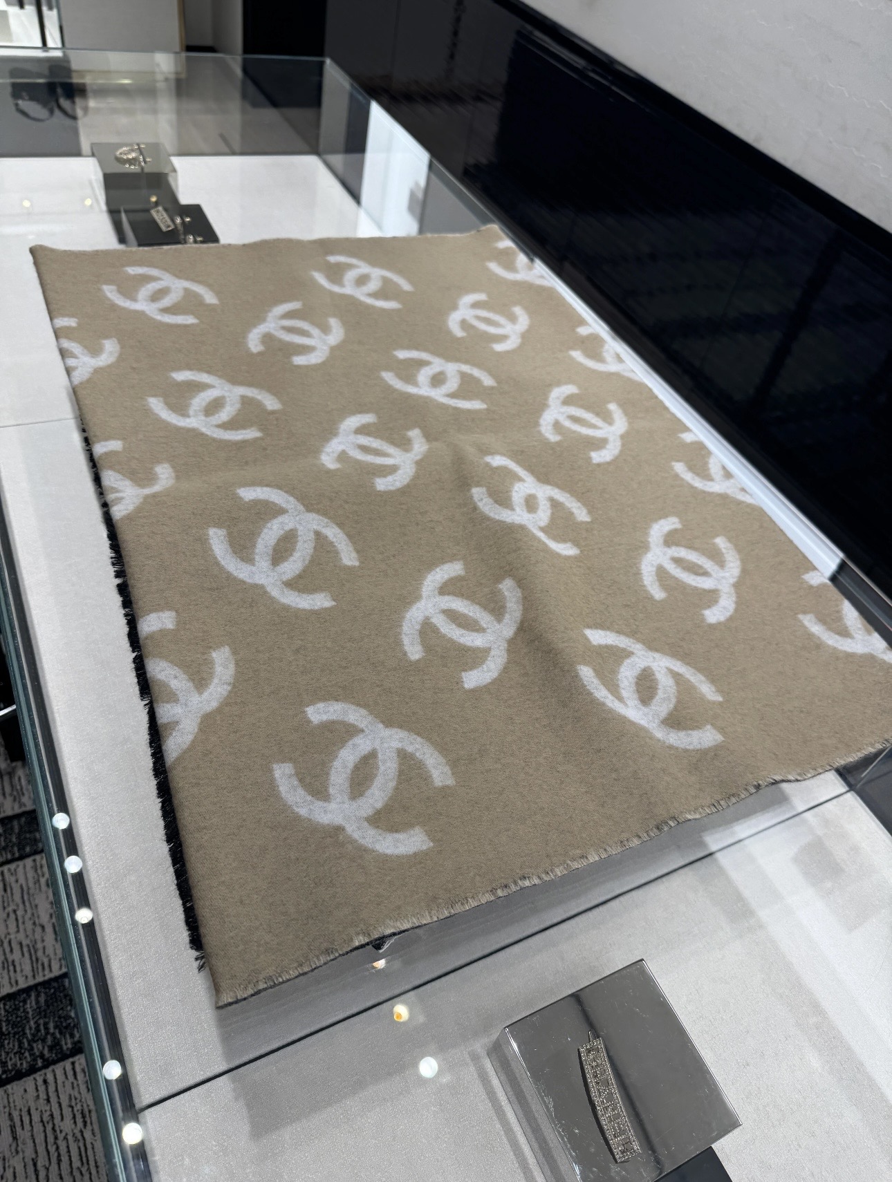 CHANEL（香奈儿）香奶奶25B新款双面羊绒围巾披肩，双面设计，一面奶茶色一面黑色，提花满印经典双C 