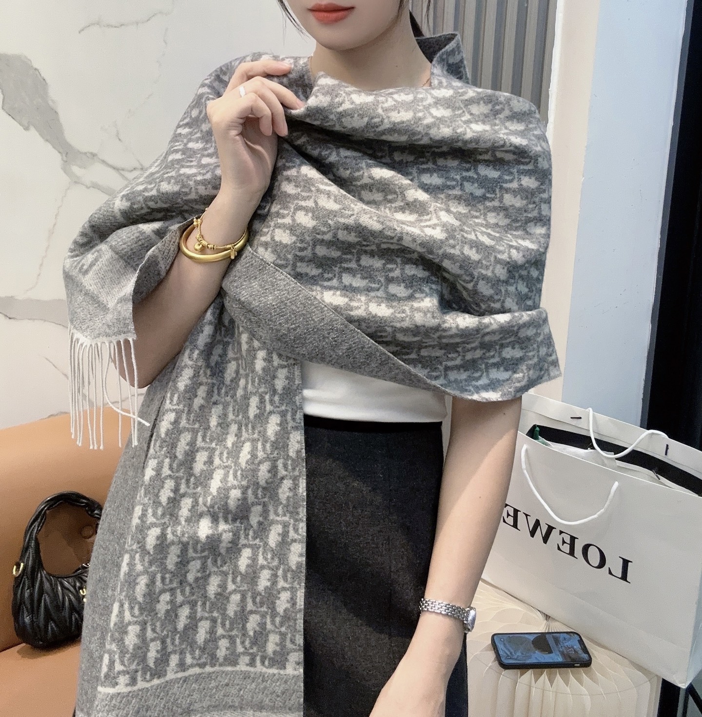 ☑️ （银丝款）Dior（迪奥）最新款 · 这款 Oblique 印花围巾重新诠释 Dior 经典标识，