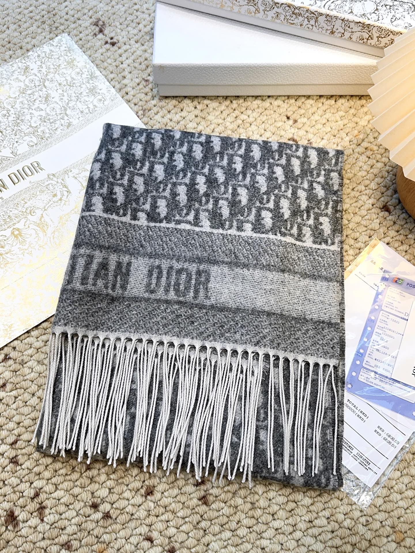 ☑️ （银丝款）Dior（迪奥）最新款 · 这款 Oblique 印花围巾重新诠释 Dior 经典标识，