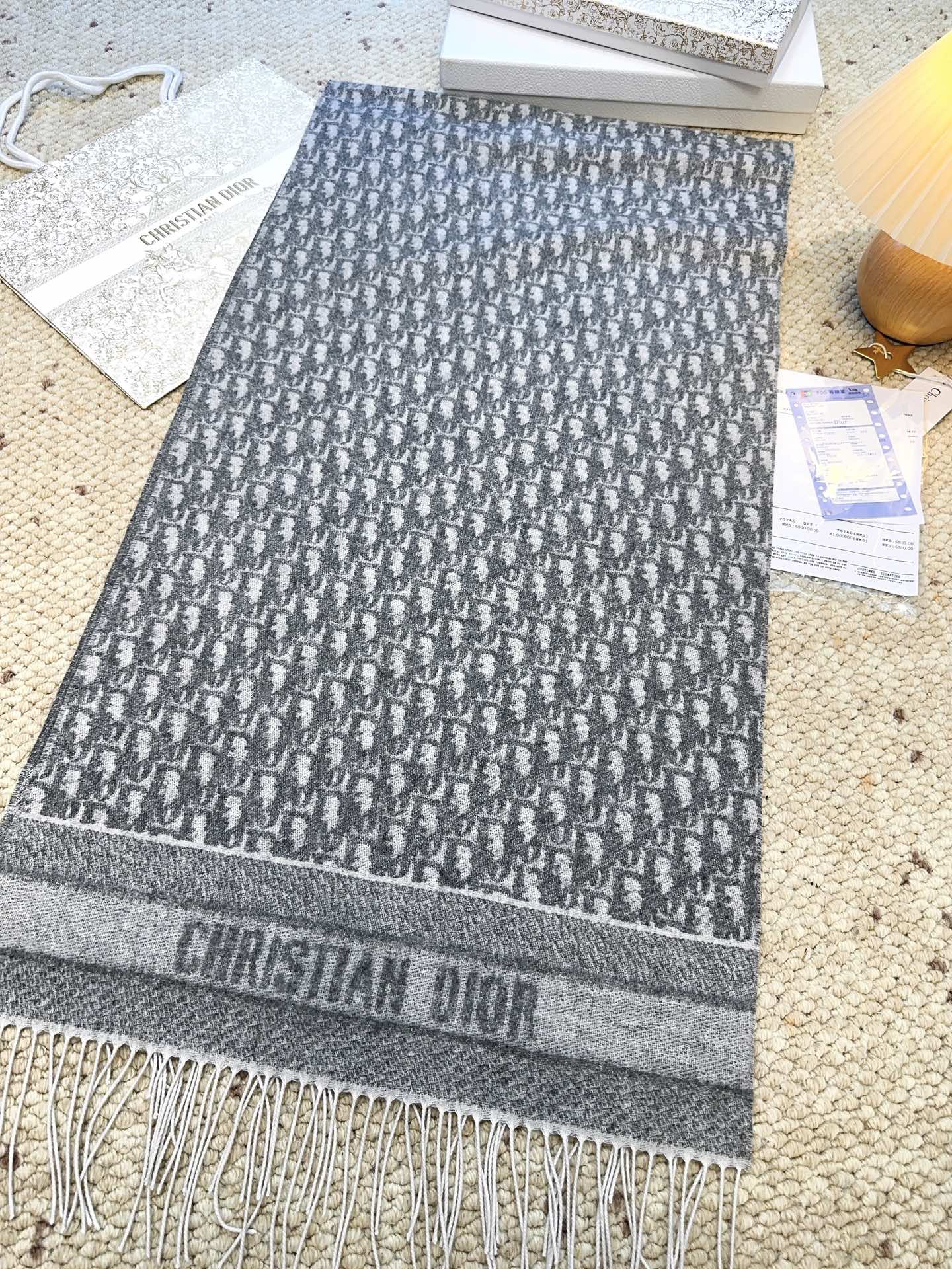 ☑️ （银丝款）Dior（迪奥）最新款 · 这款 Oblique 印花围巾重新诠释 Dior 经典标识，