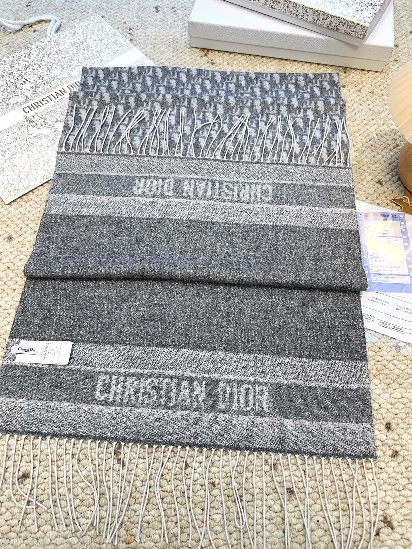 ☑️ （银丝款）Dior（迪奥）最新款 · 这款 Oblique 印花围巾重新诠释 Dior 经典标识，