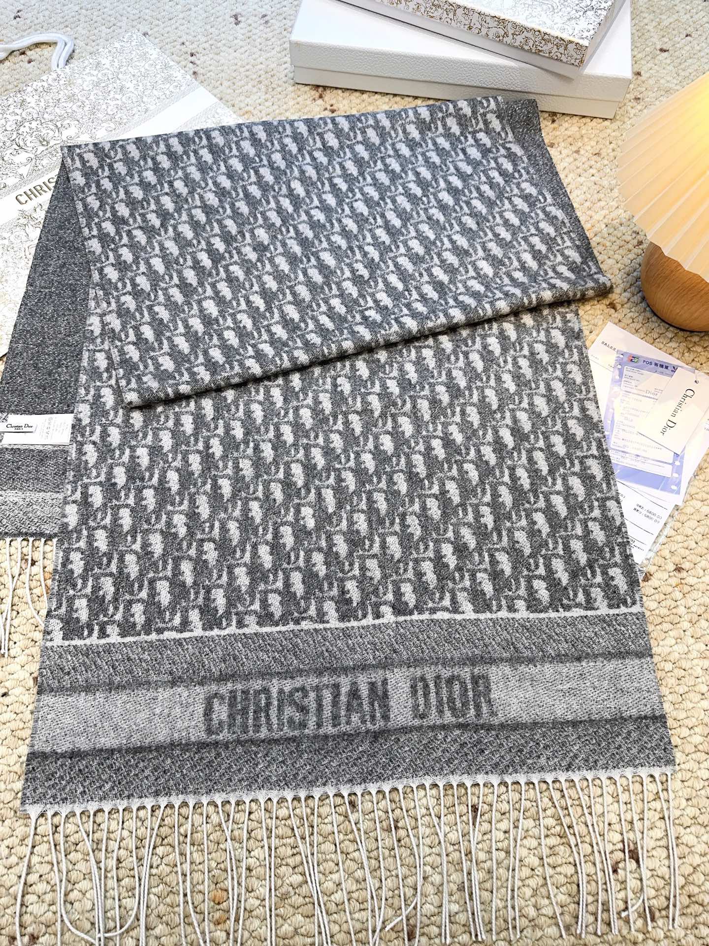 ☑️ （银丝款）Dior（迪奥）最新款 · 这款 Oblique 印花围巾重新诠释 Dior 经典标识，