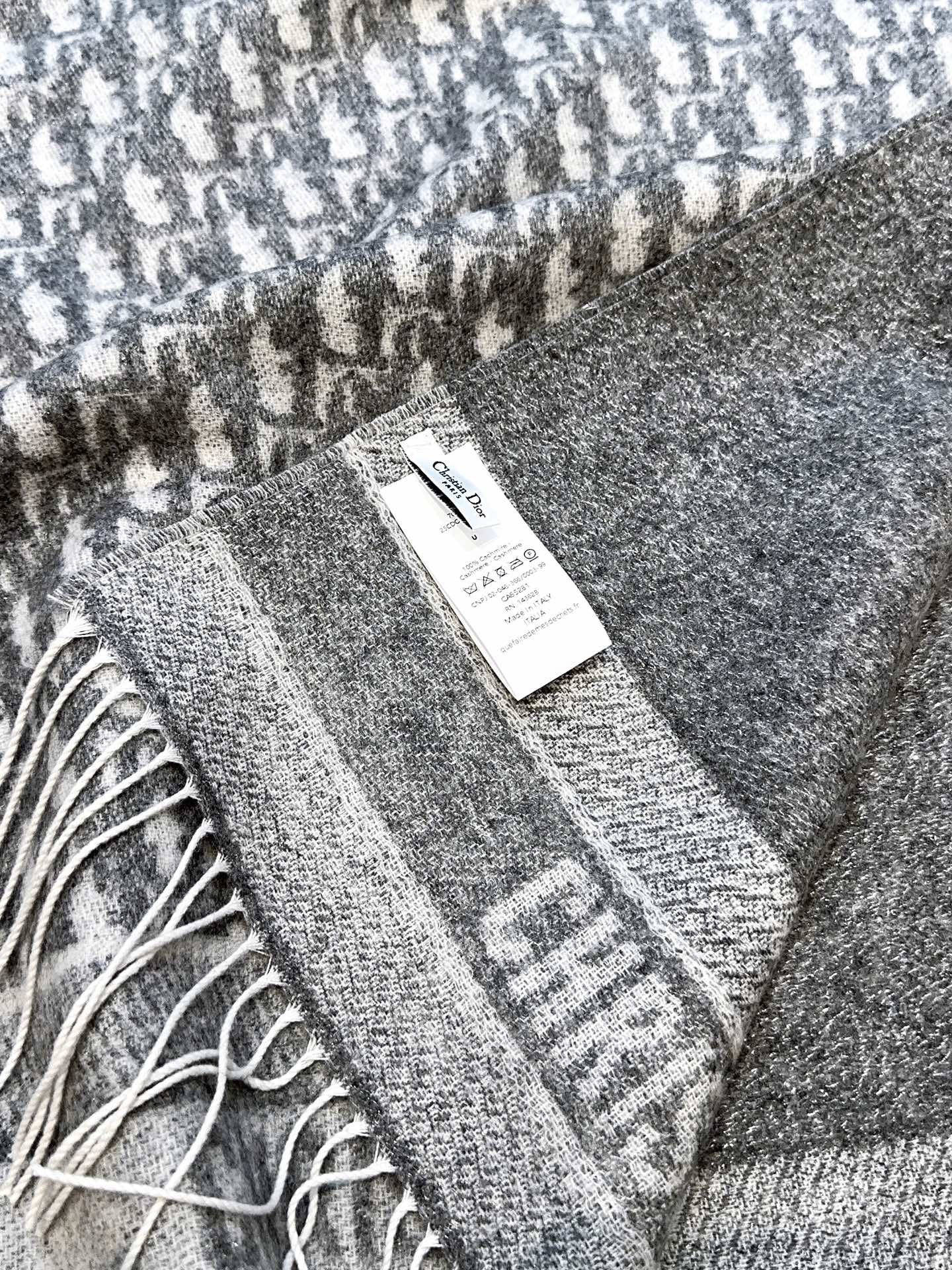 ☑️ （银丝款）Dior（迪奥）最新款 · 这款 Oblique 印花围巾重新诠释 Dior 经典标识，