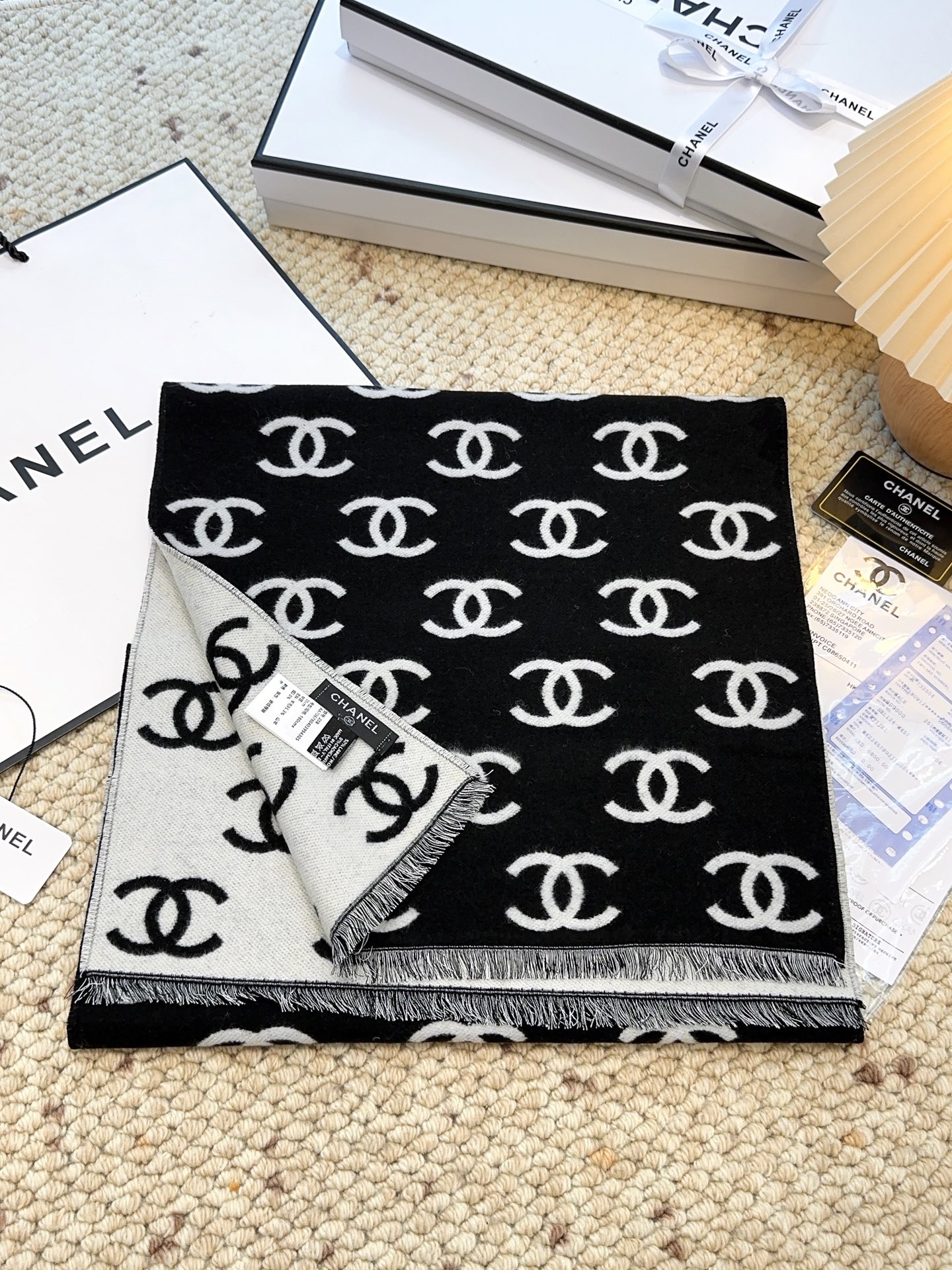 香奈儿新款 黑色系色调真的无敌经典了。不是俗气的漂白。就本色调，带点米的高级配色。让人爱不释手，触感如云