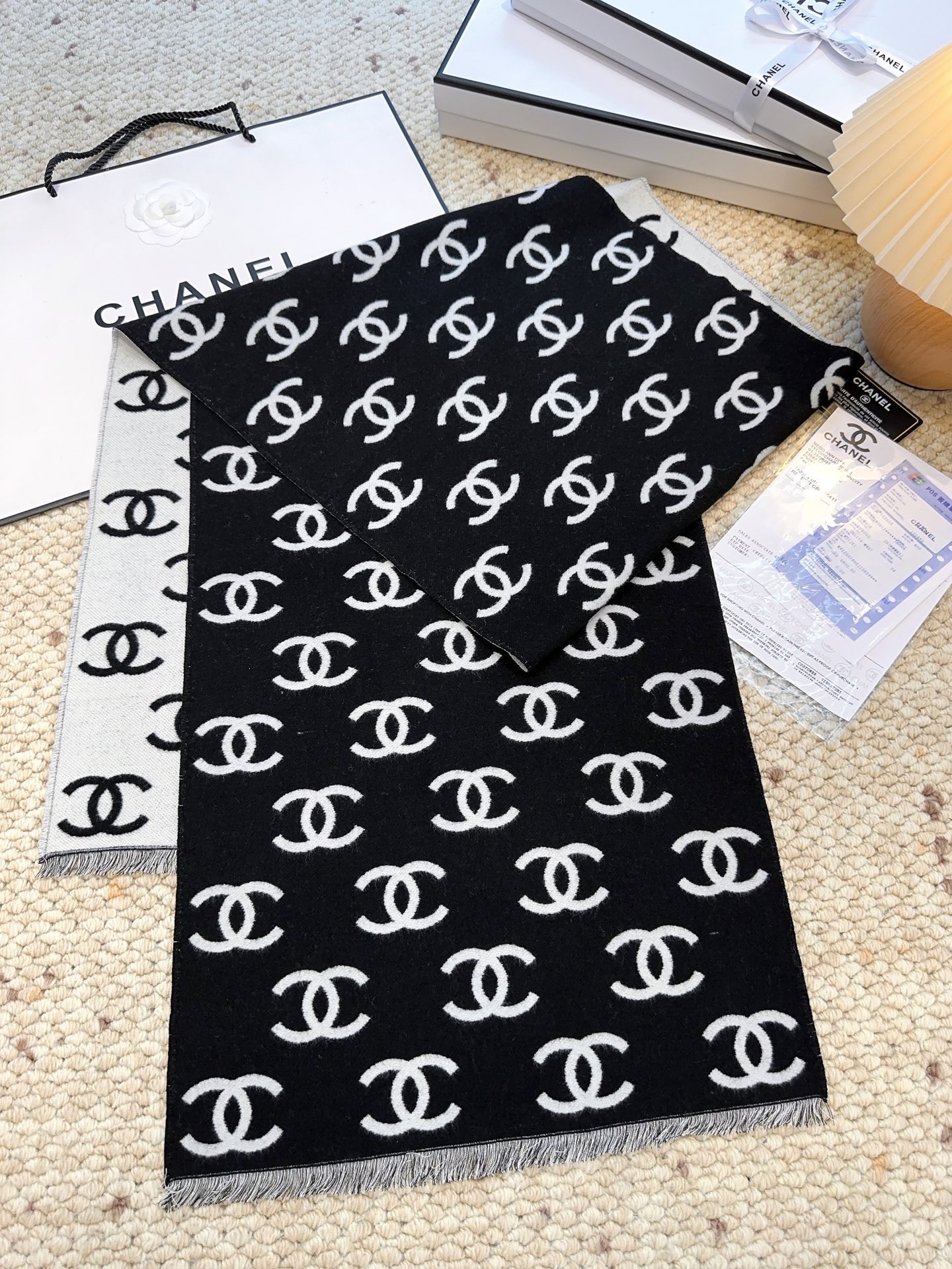 香奈儿新款 黑色系色调真的无敌经典了。不是俗气的漂白。就本色调，带点米的高级配色。让人爱不释手，触感如云