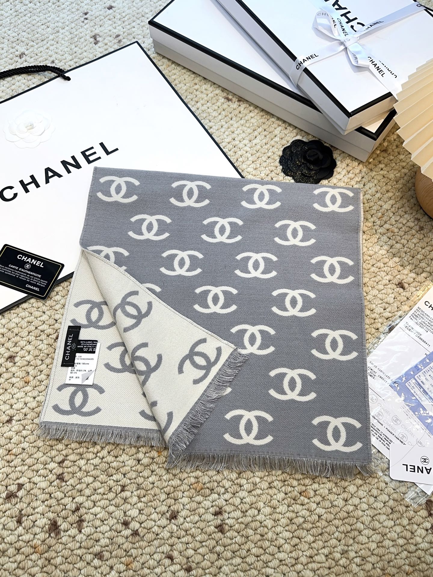 香奈儿新款 黑色系色调真的无敌经典了。不是俗气的漂白。就本色调，带点米的高级配色。让人爱不释手，触感如云