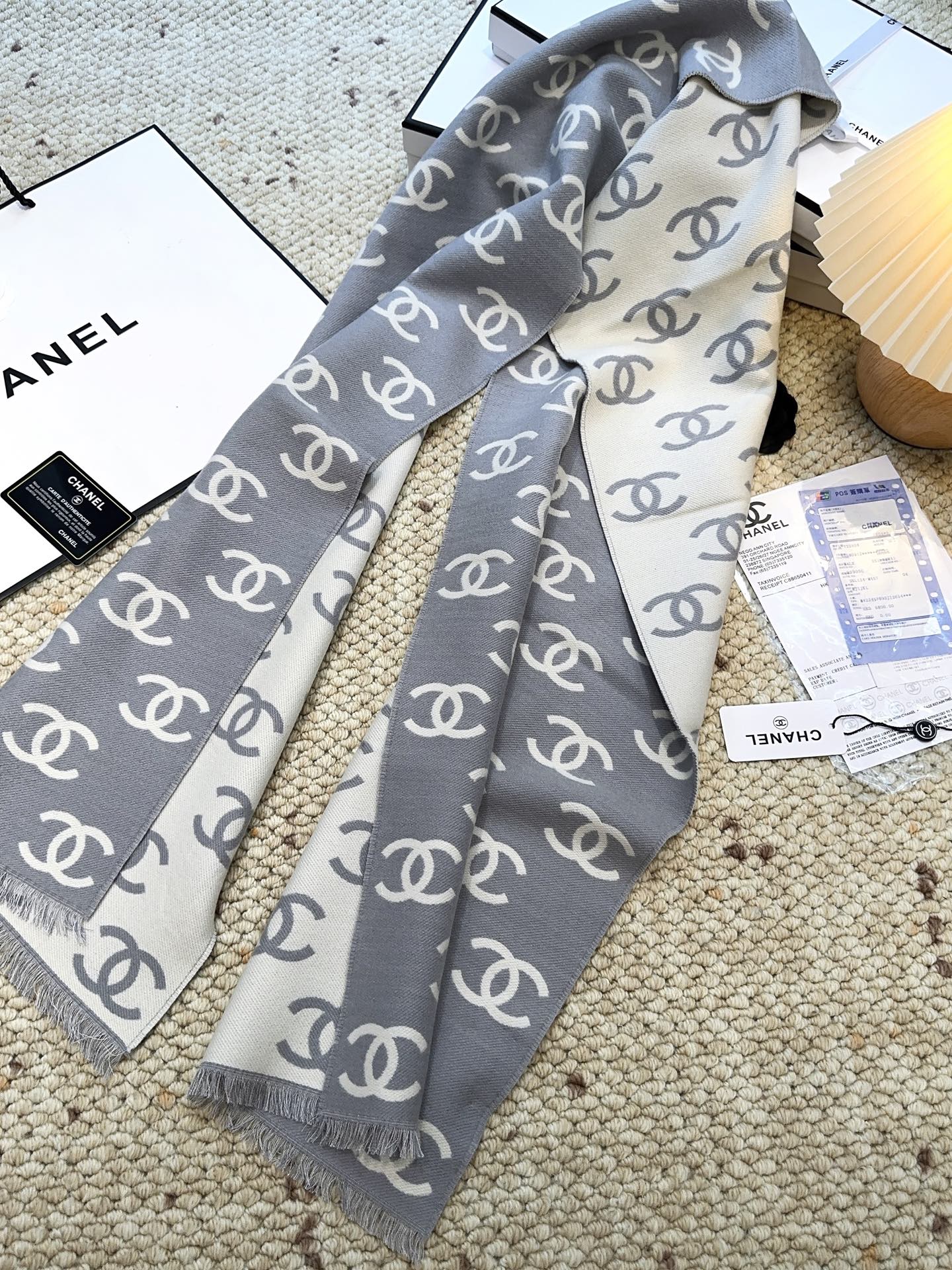 香奈儿新款 黑色系色调真的无敌经典了。不是俗气的漂白。就本色调，带点米的高级配色。让人爱不释手，触感如云