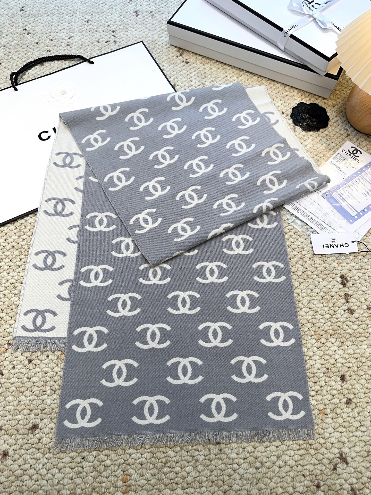 香奈儿新款 黑色系色调真的无敌经典了。不是俗气的漂白。就本色调，带点米的高级配色。让人爱不释手，触感如云