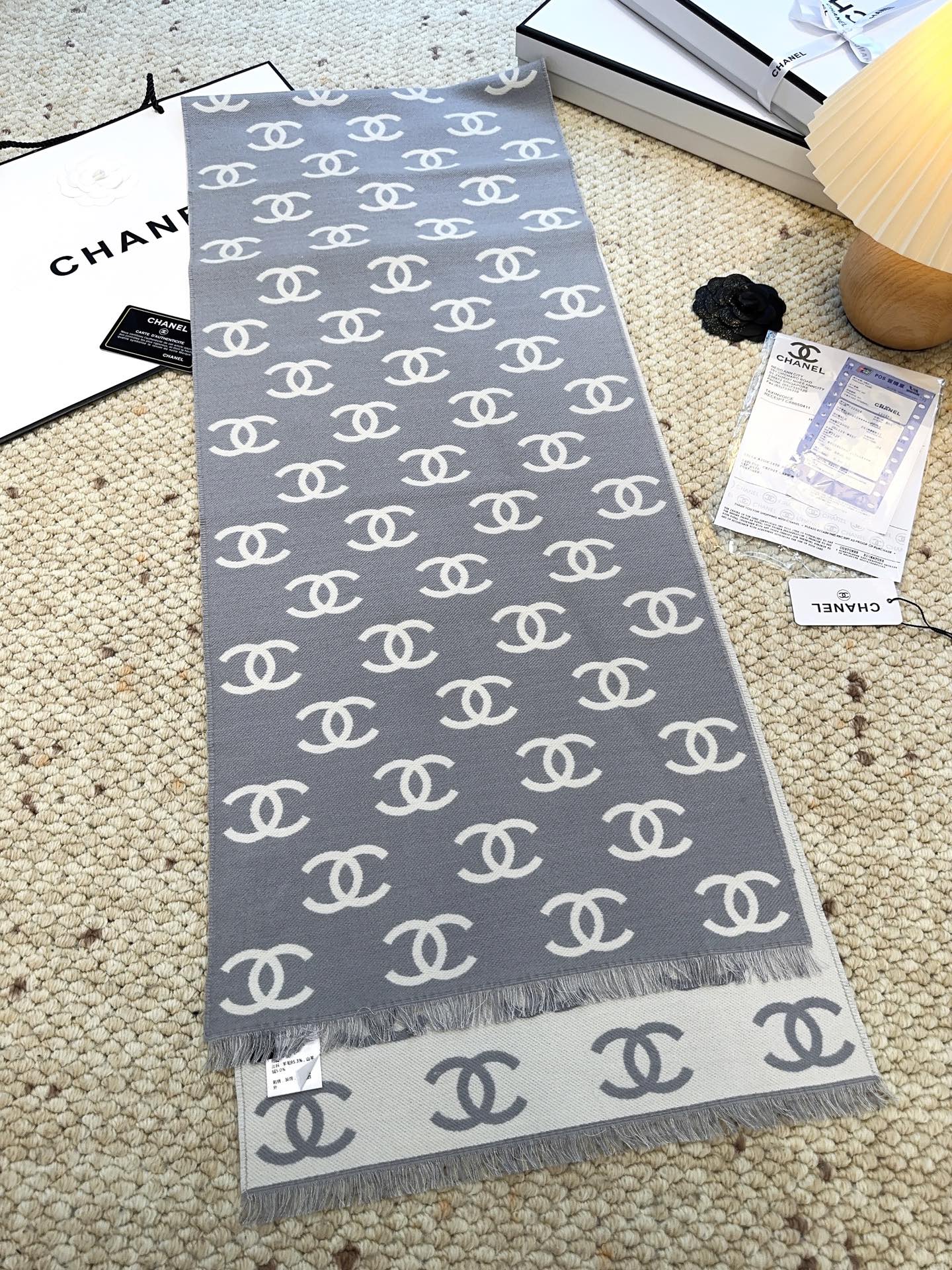 香奈儿新款 黑色系色调真的无敌经典了。不是俗气的漂白。就本色调，带点米的高级配色。让人爱不释手，触感如云