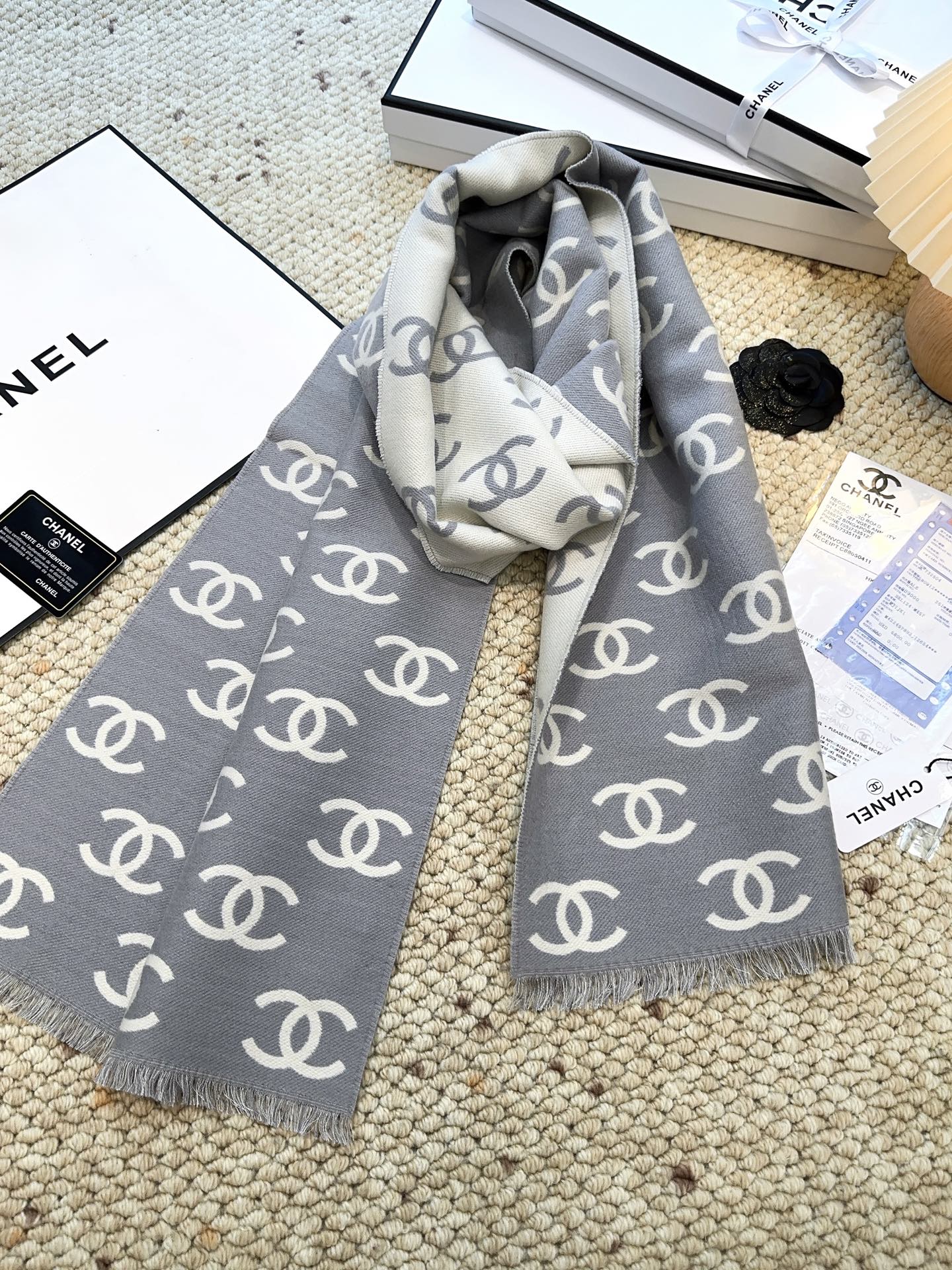 香奈儿新款 黑色系色调真的无敌经典了。不是俗气的漂白。就本色调，带点米的高级配色。让人爱不释手，触感如云