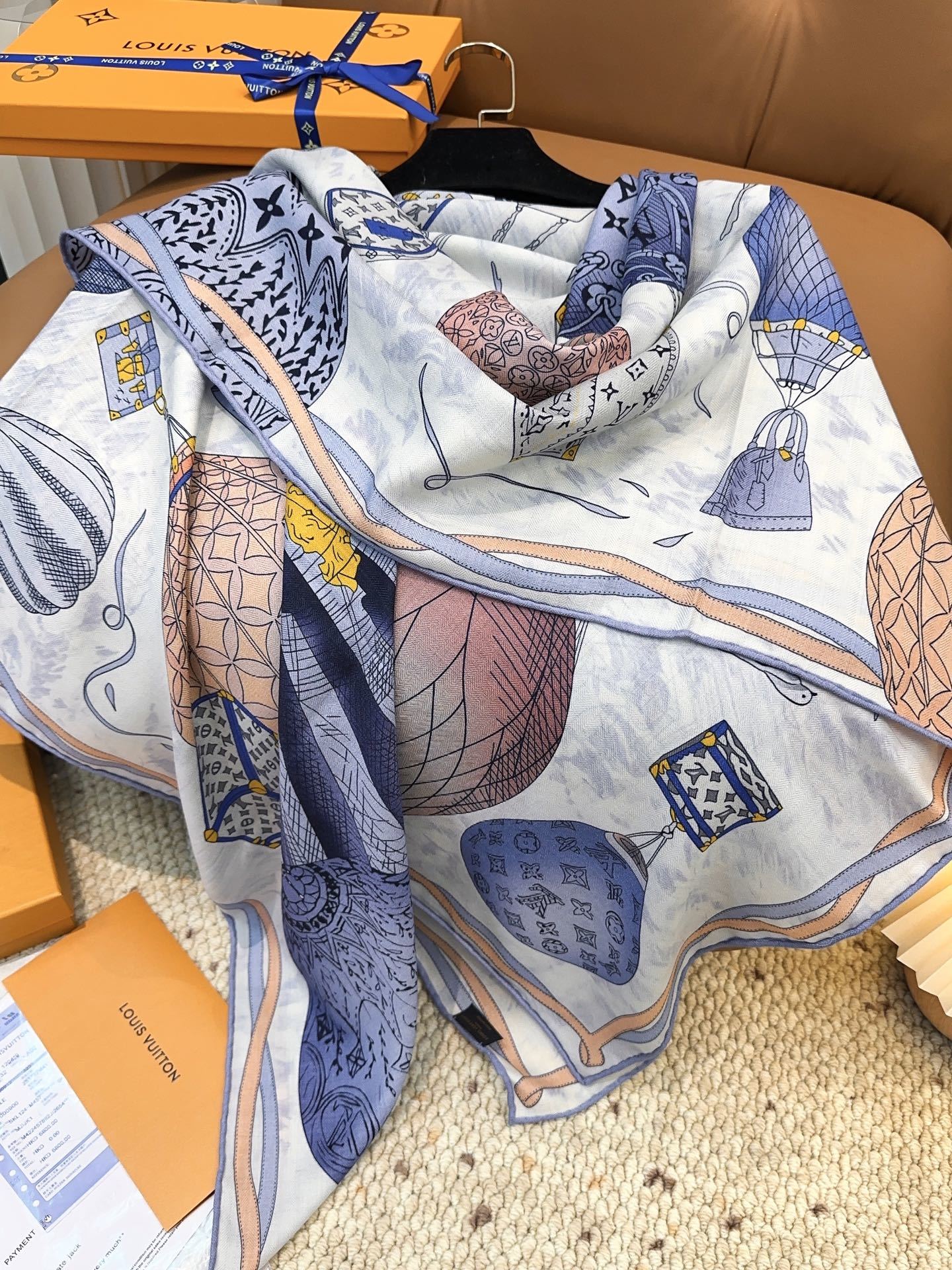 LV(路易威登)原单Lv140cm丝绒方巾,《热气球》,本款方巾全新加入 U价🉐️ and Away 系