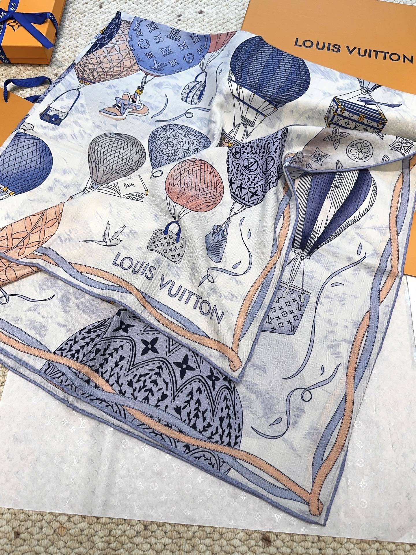 LV(路易威登)原单Lv140cm丝绒方巾,《热气球》,本款方巾全新加入 U价🉐️ and Away 系