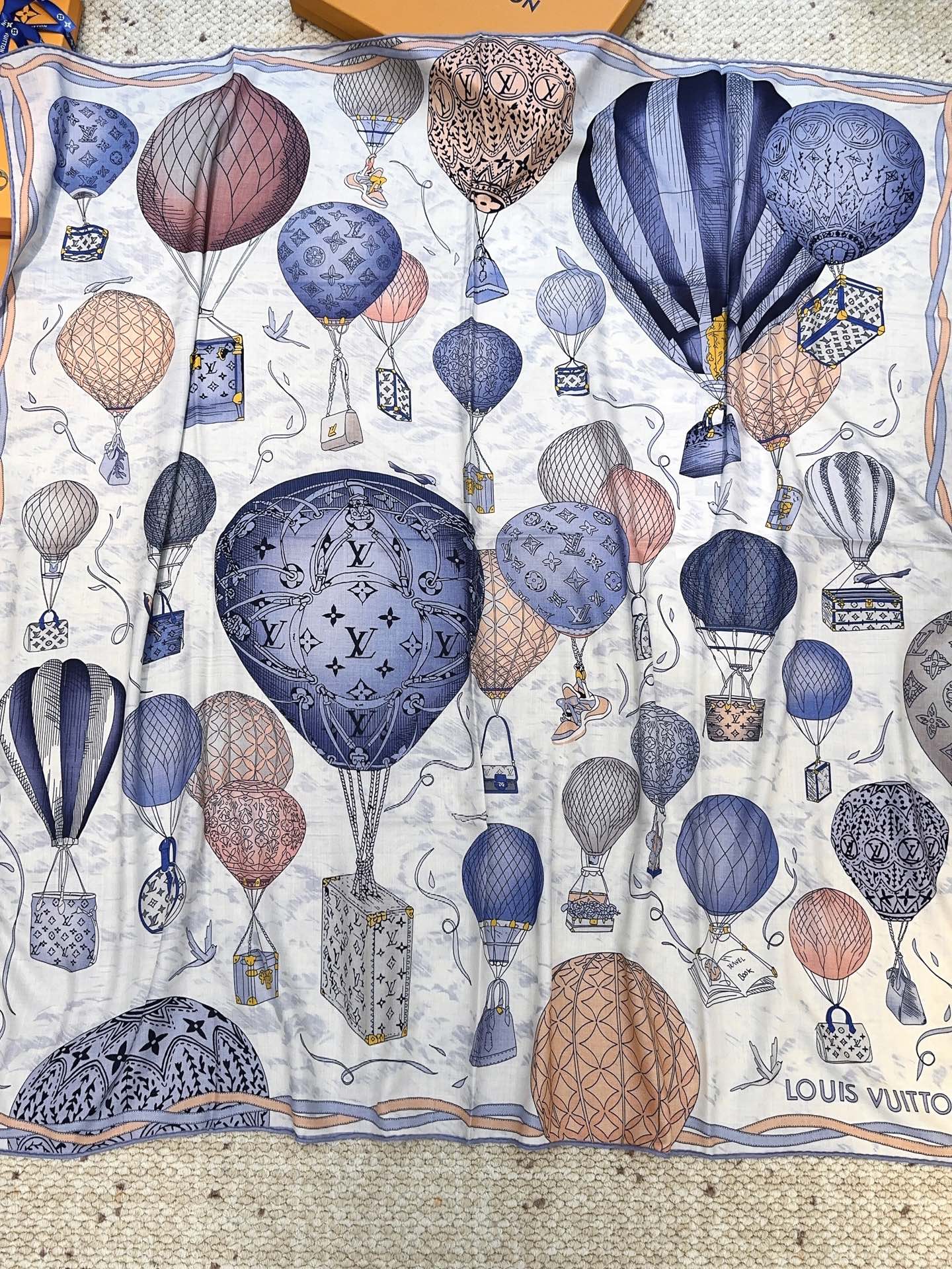 LV(路易威登)原单Lv140cm丝绒方巾,《热气球》,本款方巾全新加入 U价🉐️ and Away 系