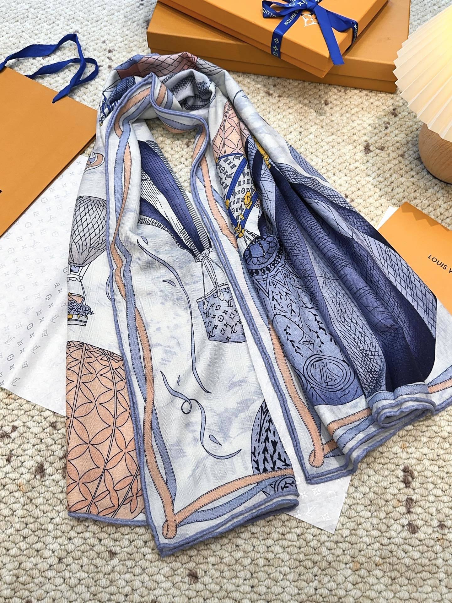 LV(路易威登)原单Lv140cm丝绒方巾,《热气球》,本款方巾全新加入 U价🉐️ and Away 系