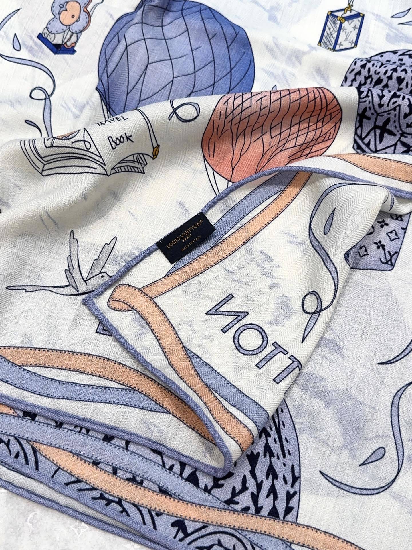 LV(路易威登)原单Lv140cm丝绒方巾,《热气球》,本款方巾全新加入 U价🉐️ and Away 系