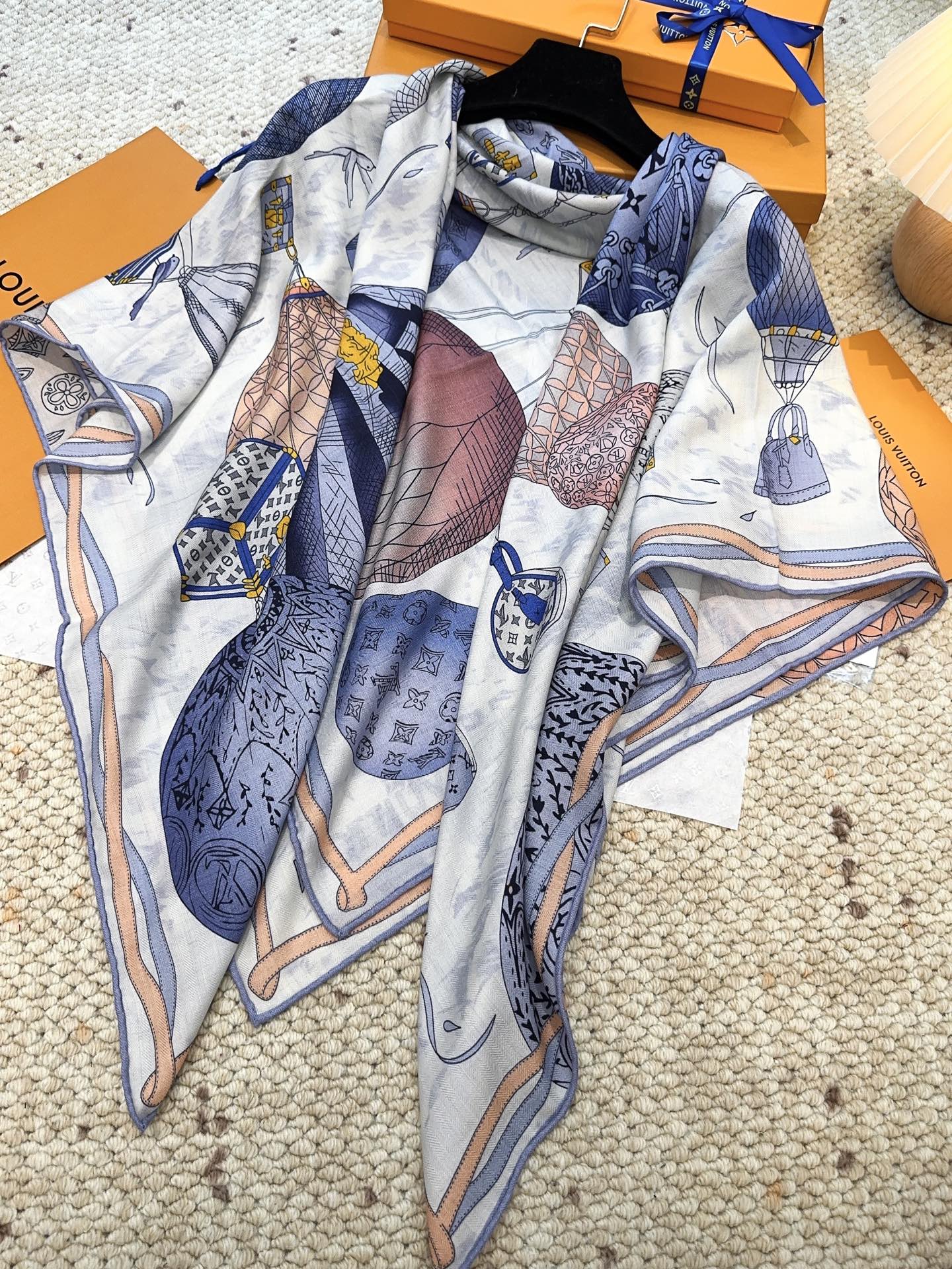 LV(路易威登)原单Lv140cm丝绒方巾,《热气球》,本款方巾全新加入 U价🉐️ and Away 系