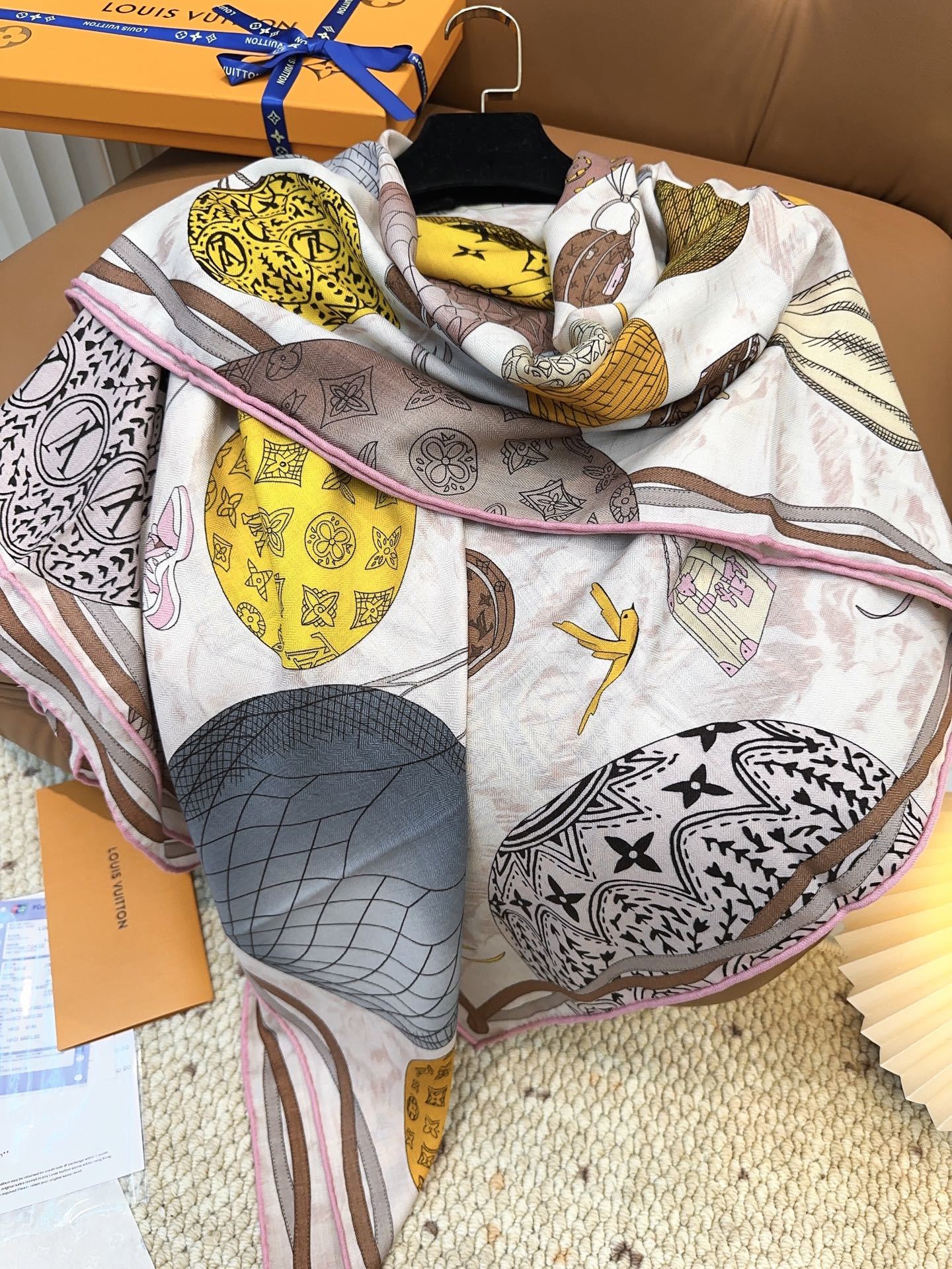 LV(路易威登)原单Lv140cm丝绒方巾,《热气球》,本款方巾全新加入 U价🉐️ and Away 系