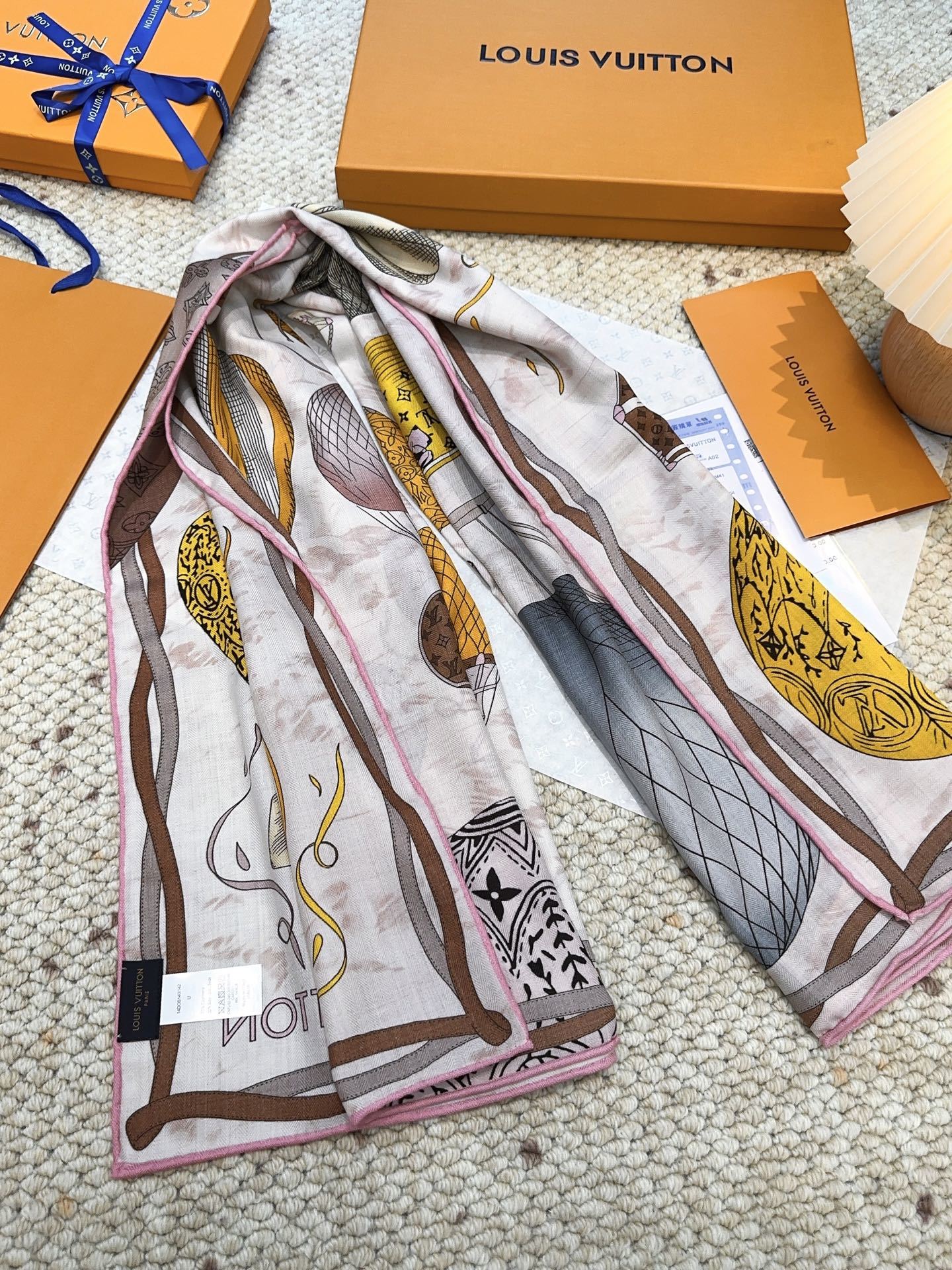 LV(路易威登)原单Lv140cm丝绒方巾,《热气球》,本款方巾全新加入 U价🉐️ and Away 系