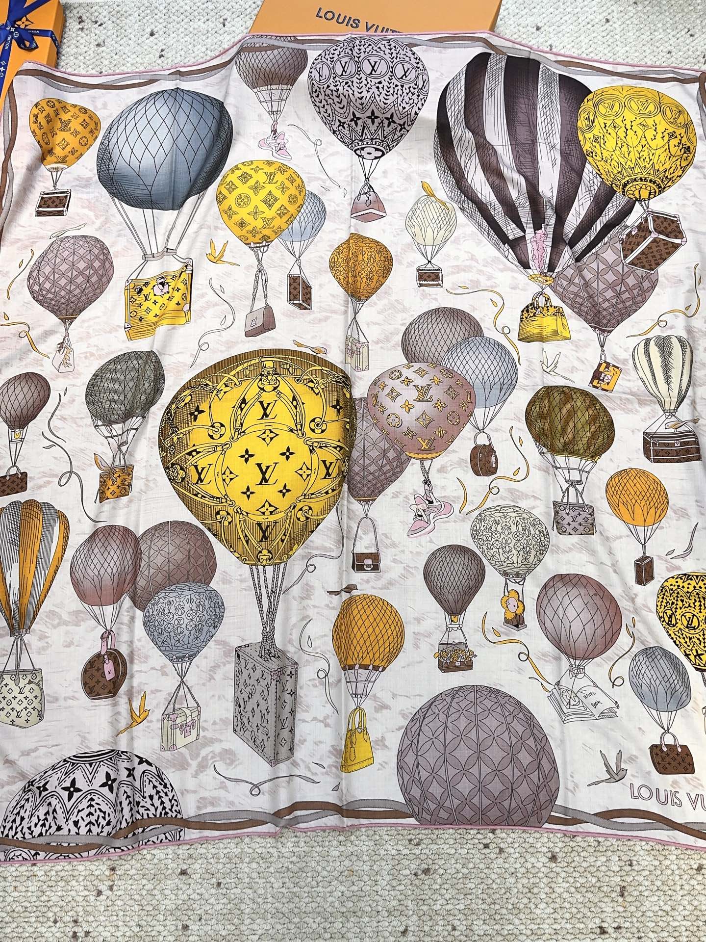 LV(路易威登)原单Lv140cm丝绒方巾,《热气球》,本款方巾全新加入 U价🉐️ and Away 系