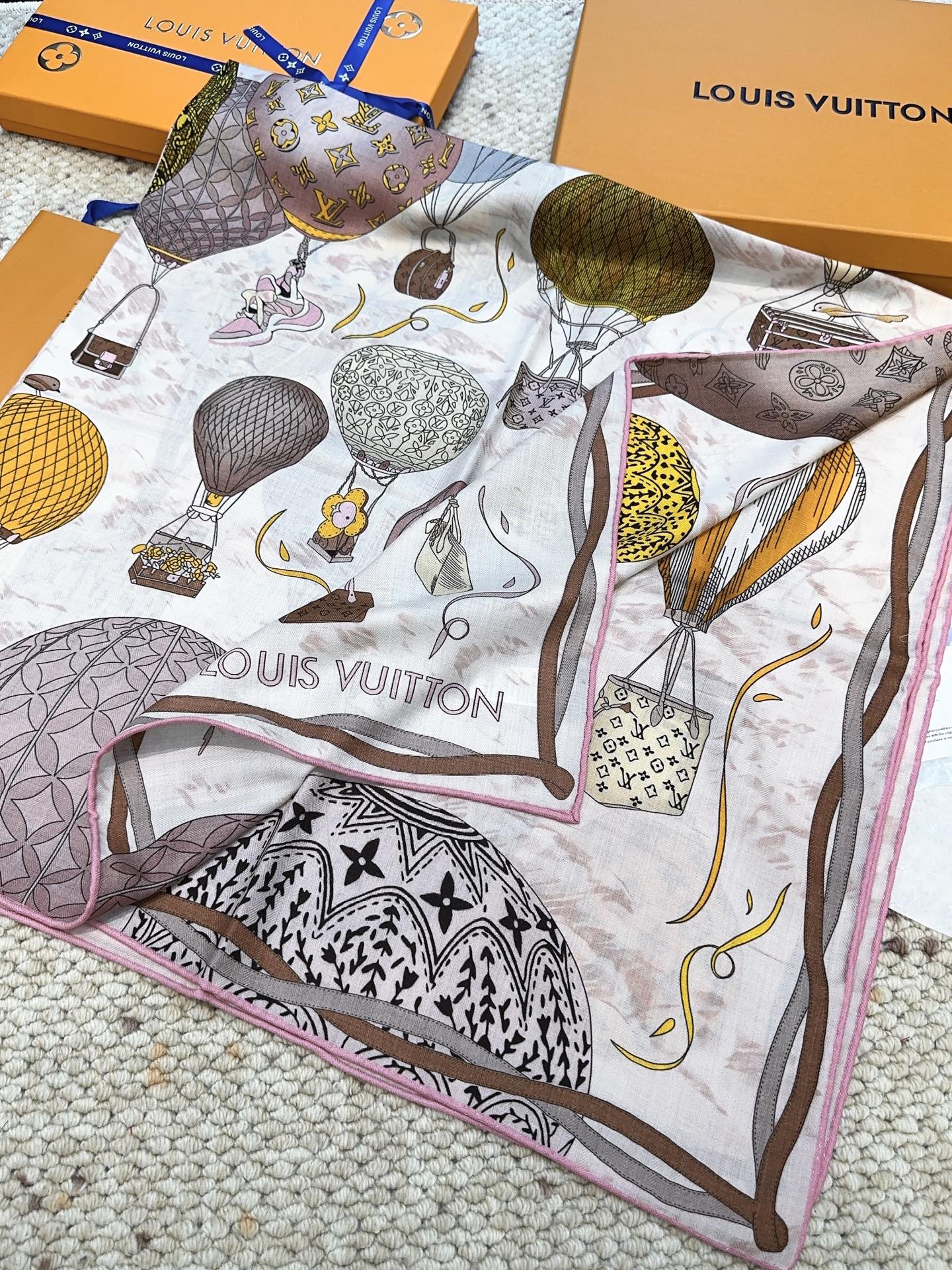 LV(路易威登)原单Lv140cm丝绒方巾,《热气球》,本款方巾全新加入 U价🉐️ and Away 系