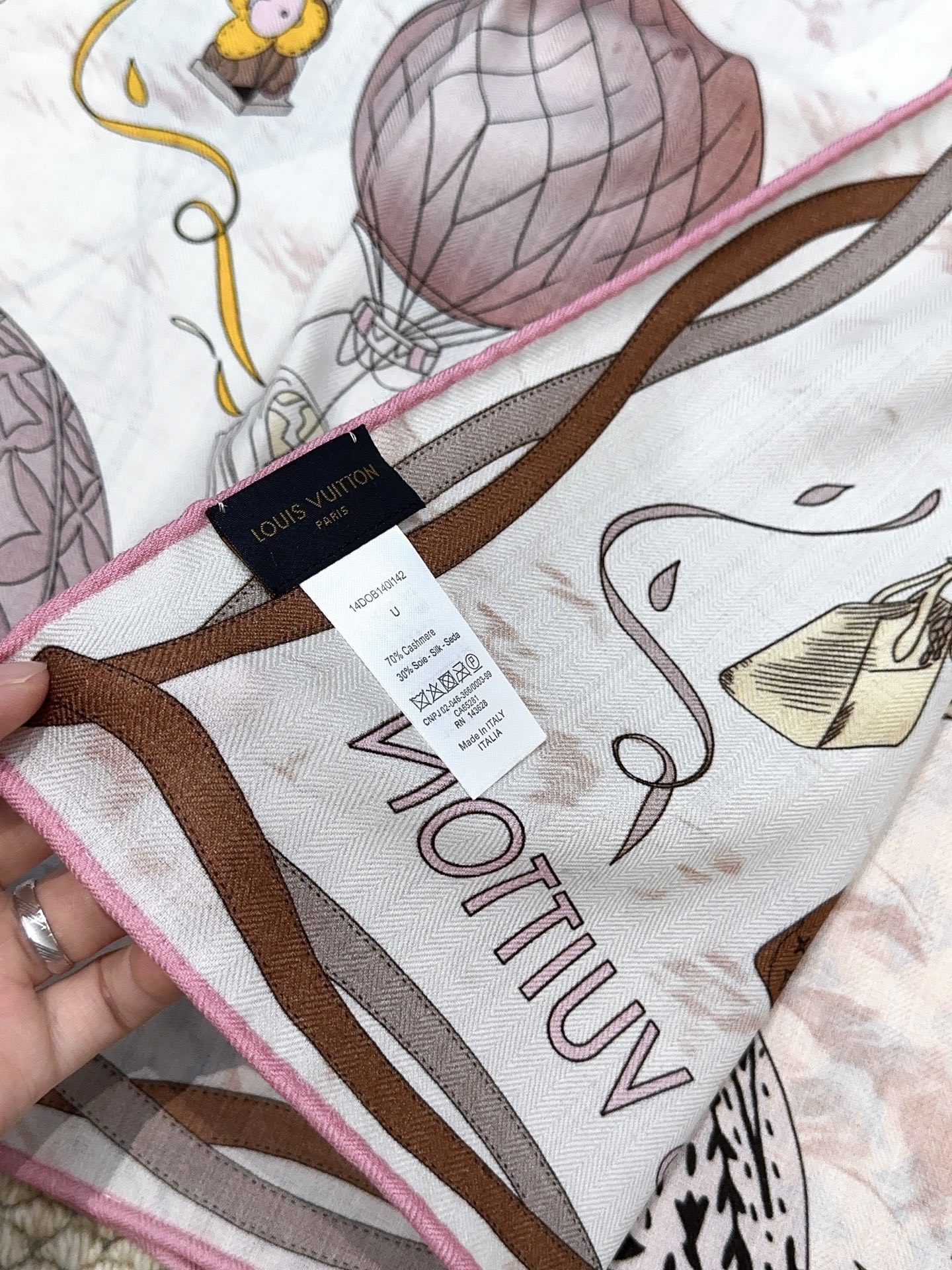 LV(路易威登)原单Lv140cm丝绒方巾,《热气球》,本款方巾全新加入 U价🉐️ and Away 系