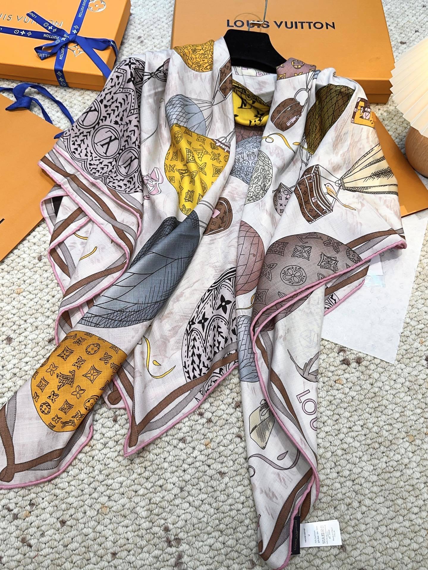 LV(路易威登)原单Lv140cm丝绒方巾,《热气球》,本款方巾全新加入 U价🉐️ and Away 系
