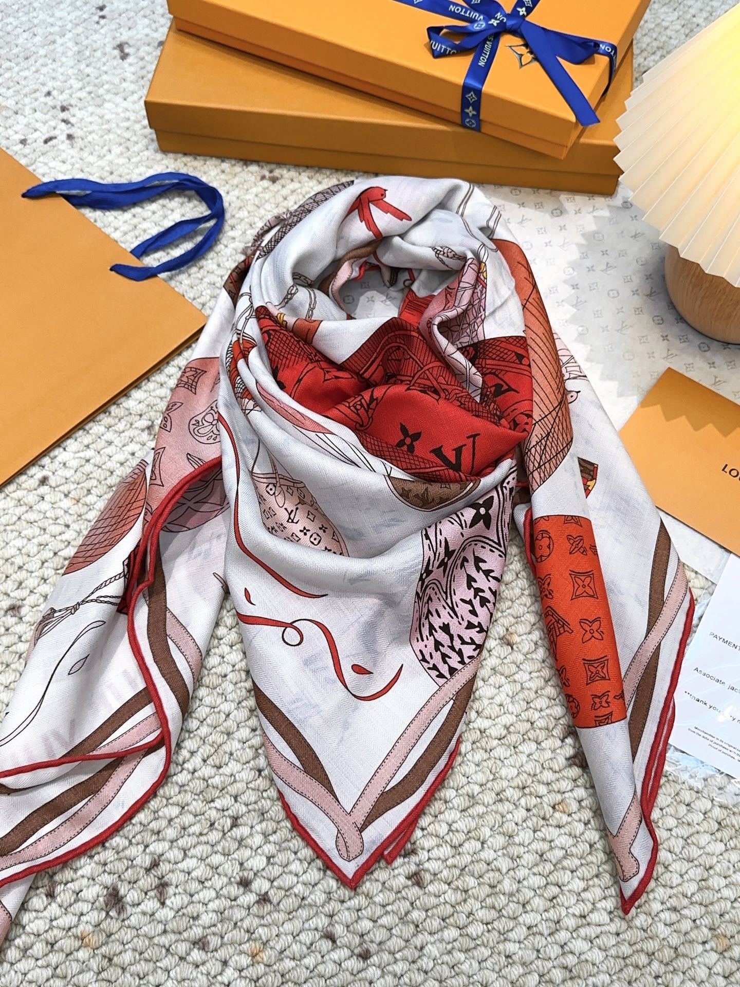 LV(路易威登)原单Lv140cm丝绒方巾,《热气球》,本款方巾全新加入 U价🉐️ and Away 系