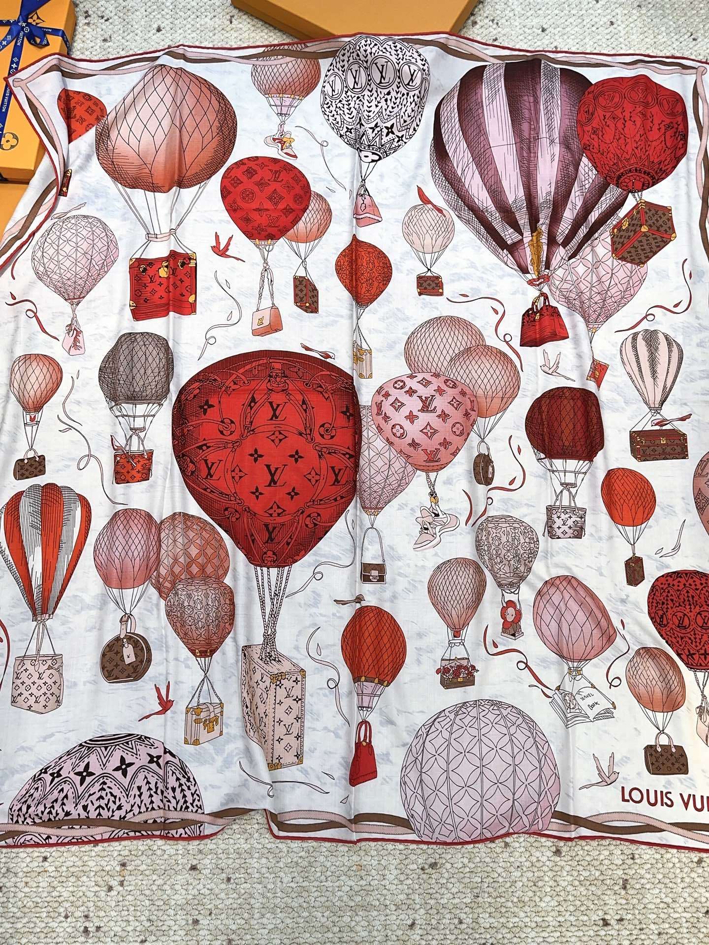 LV(路易威登)原单Lv140cm丝绒方巾,《热气球》,本款方巾全新加入 U价🉐️ and Away 系