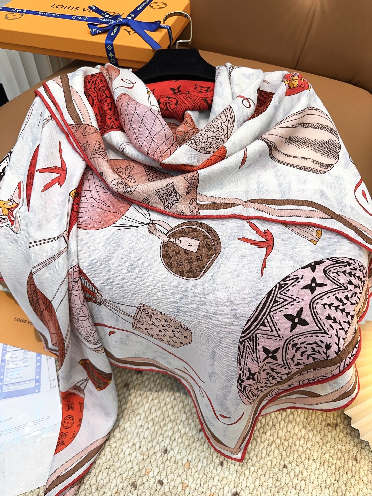 LV(路易威登)原单Lv140cm丝绒方巾,《热气球》,本款方巾全新加入 U价🉐️ and Away 系