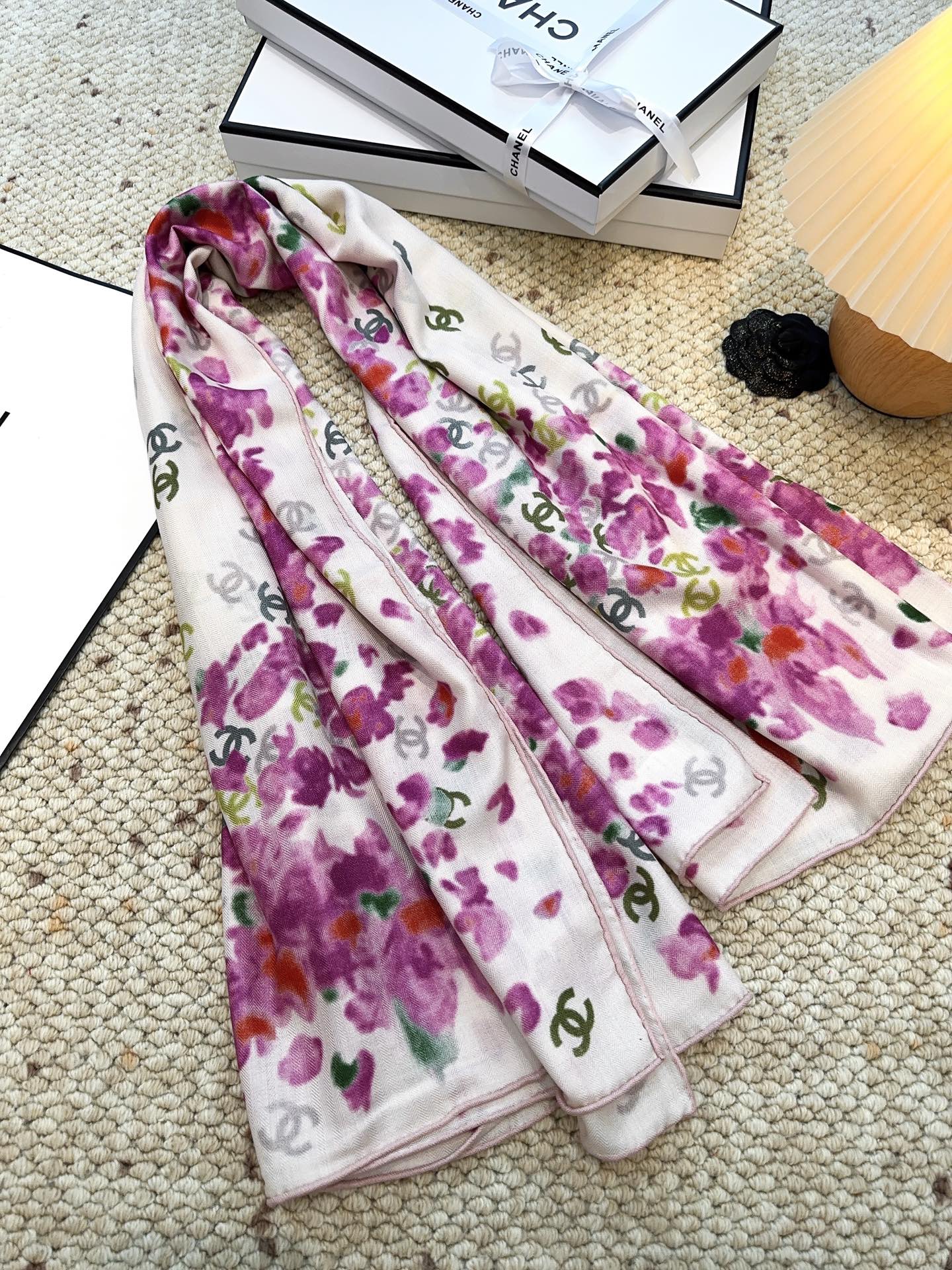 香奈儿上新❤️【Chanel】 经典茶花优雅Coco风，Chanel最新丝绒大方巾~气质到骨子里，香奶奶