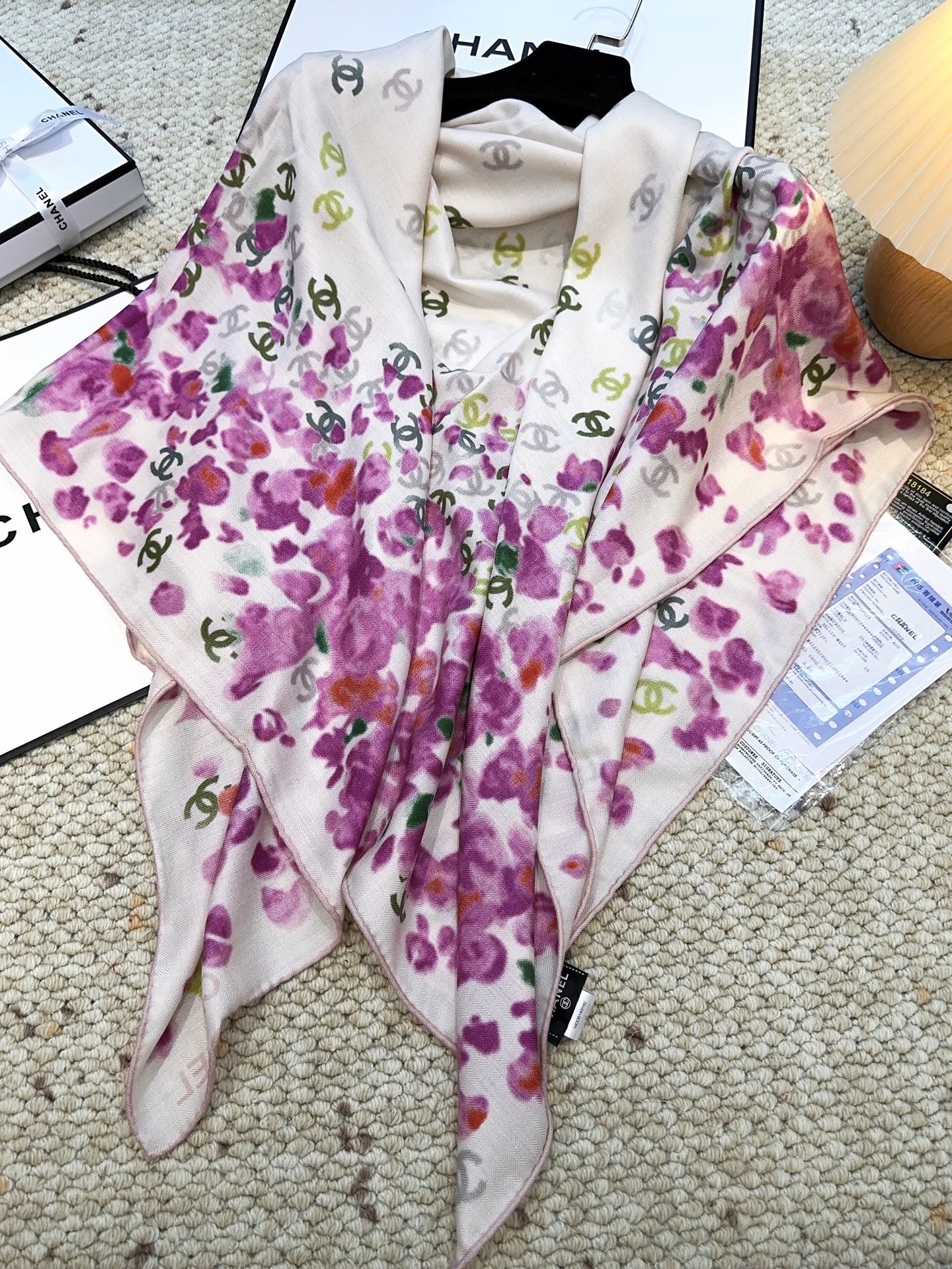 香奈儿上新❤️【Chanel】 经典茶花优雅Coco风，Chanel最新丝绒大方巾~气质到骨子里，香奶奶