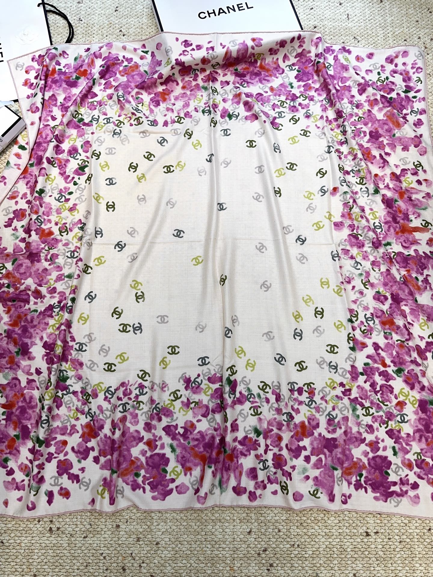 香奈儿上新❤️【Chanel】 经典茶花优雅Coco风，Chanel最新丝绒大方巾~气质到骨子里，香奶奶