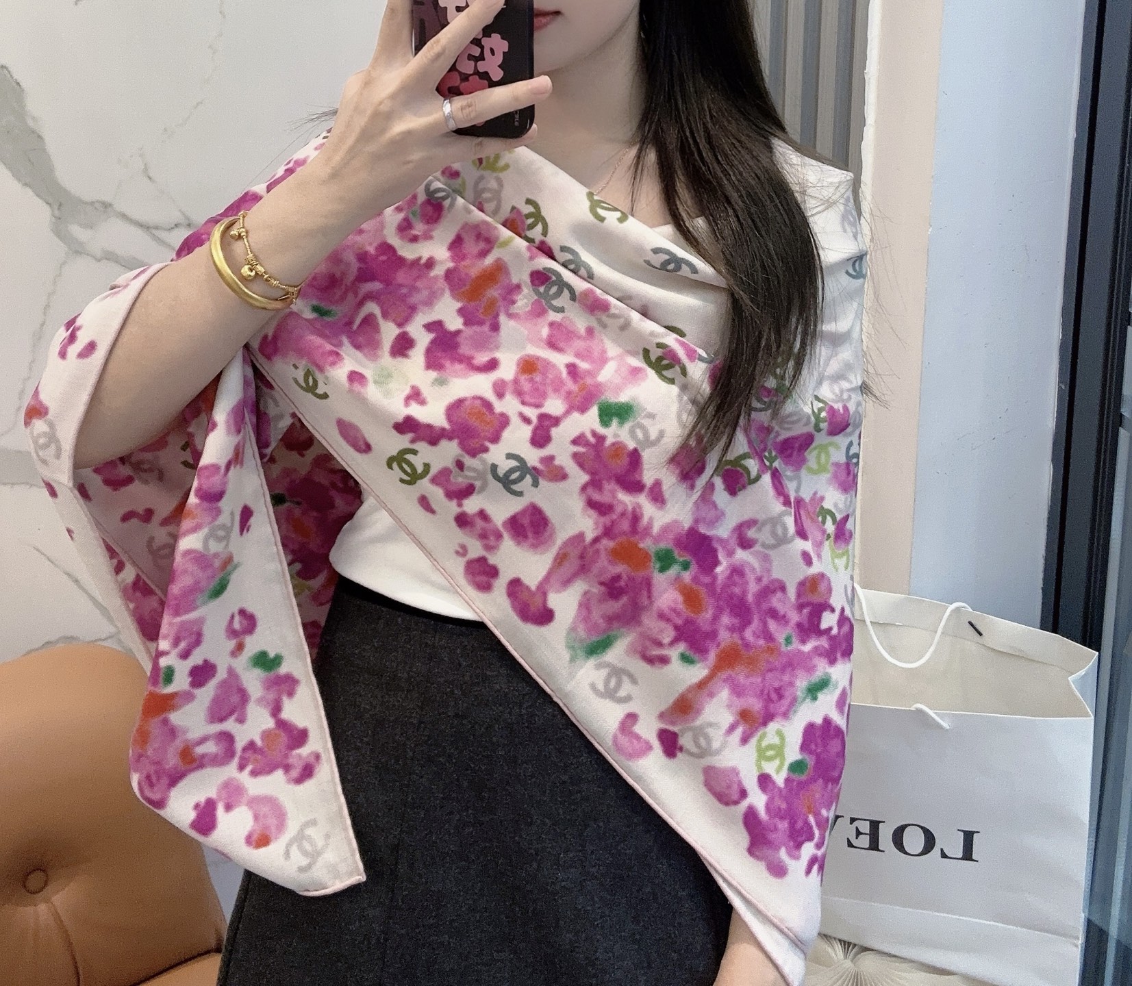 香奈儿上新❤️【Chanel】 经典茶花优雅Coco风，Chanel最新丝绒大方巾~气质到骨子里，香奶奶