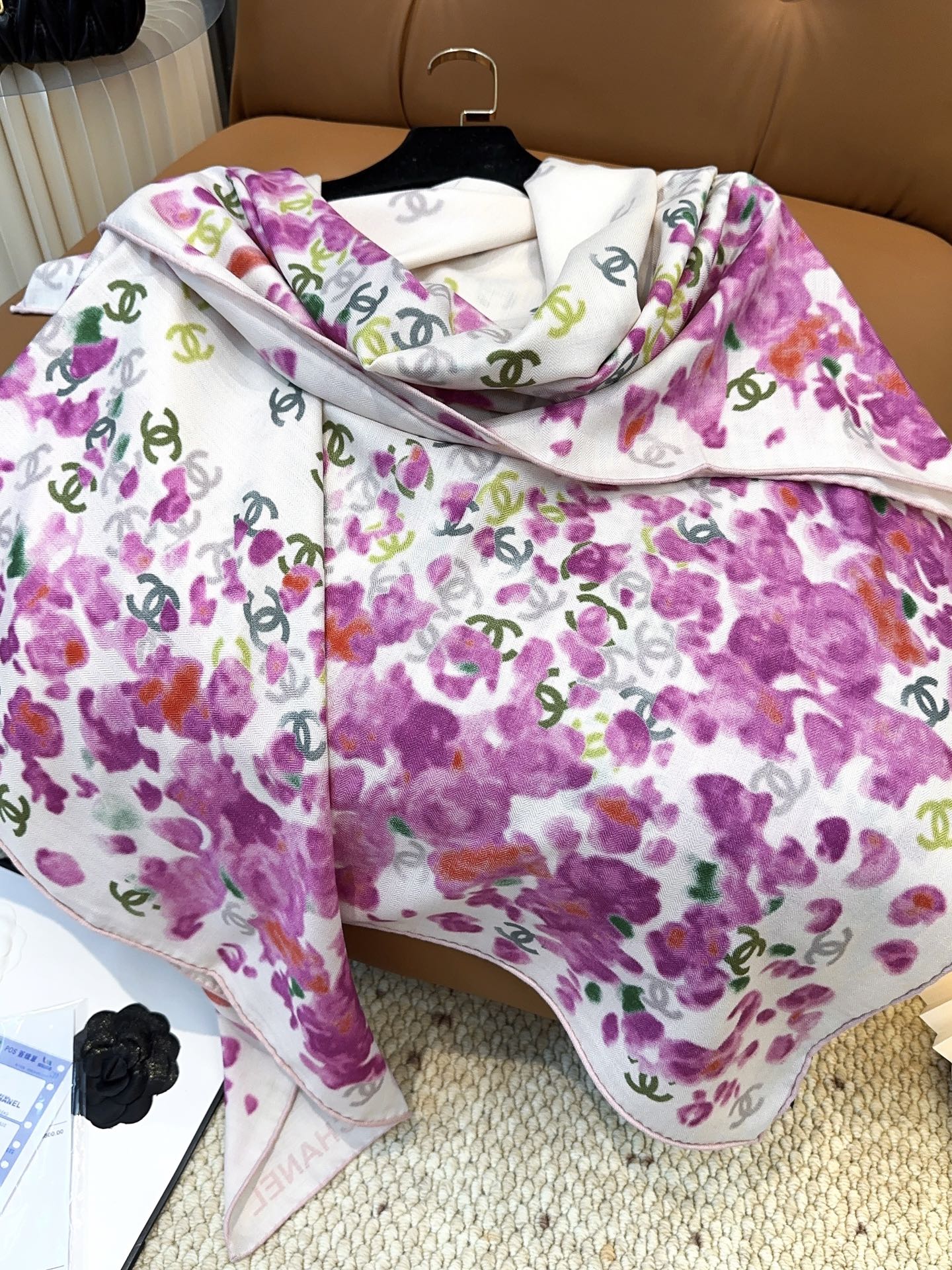 香奈儿上新❤️【Chanel】 经典茶花优雅Coco风，Chanel最新丝绒大方巾~气质到骨子里，香奶奶