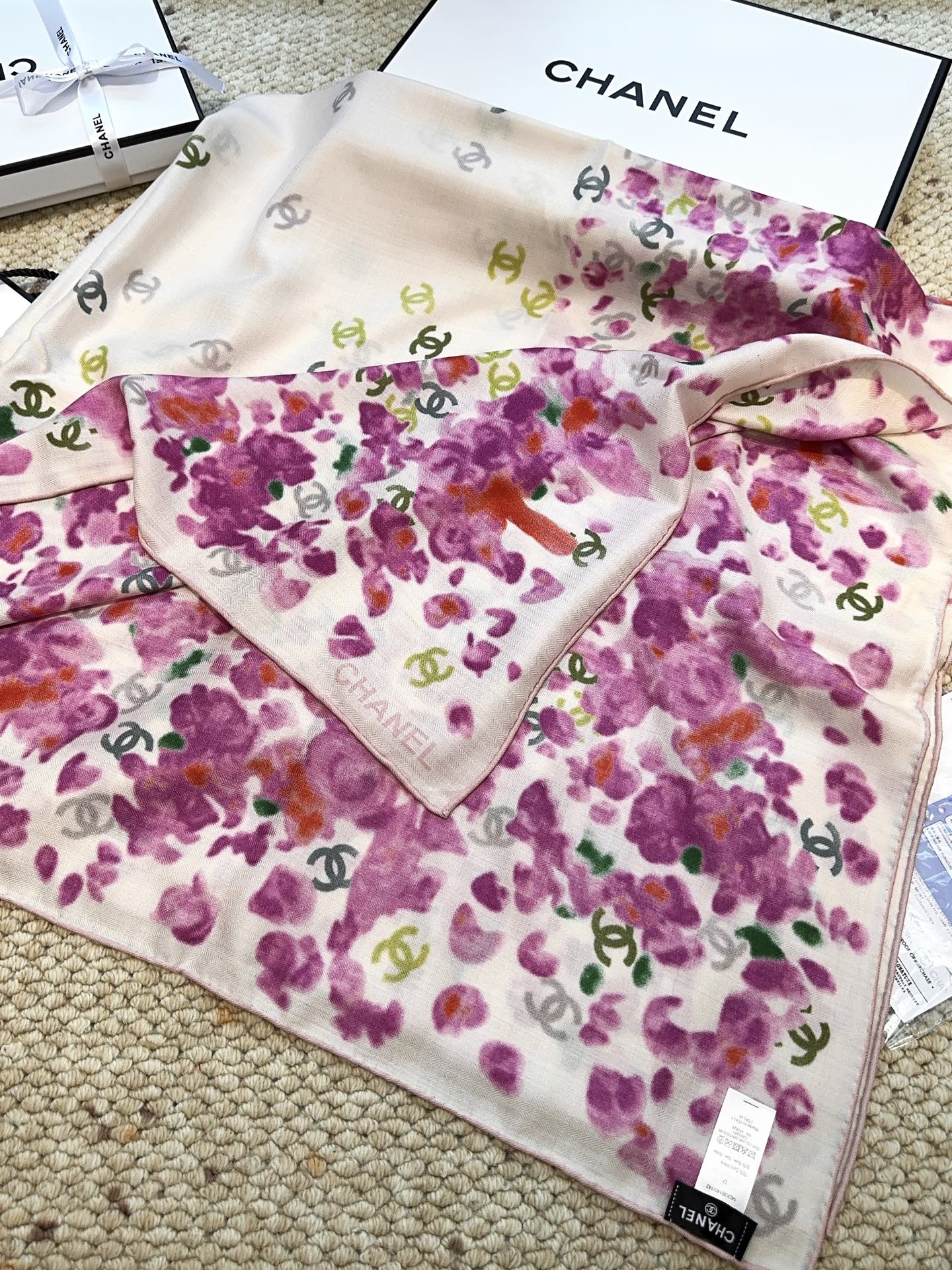 香奈儿上新❤️【Chanel】 经典茶花优雅Coco风，Chanel最新丝绒大方巾~气质到骨子里，香奶奶