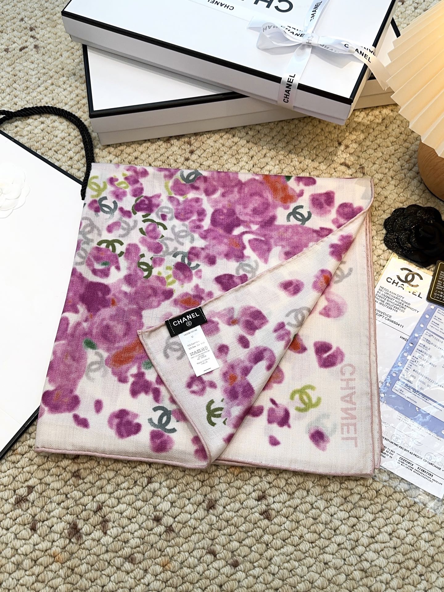 香奈儿上新❤️【Chanel】 经典茶花优雅Coco风，Chanel最新丝绒大方巾~气质到骨子里，香奶奶