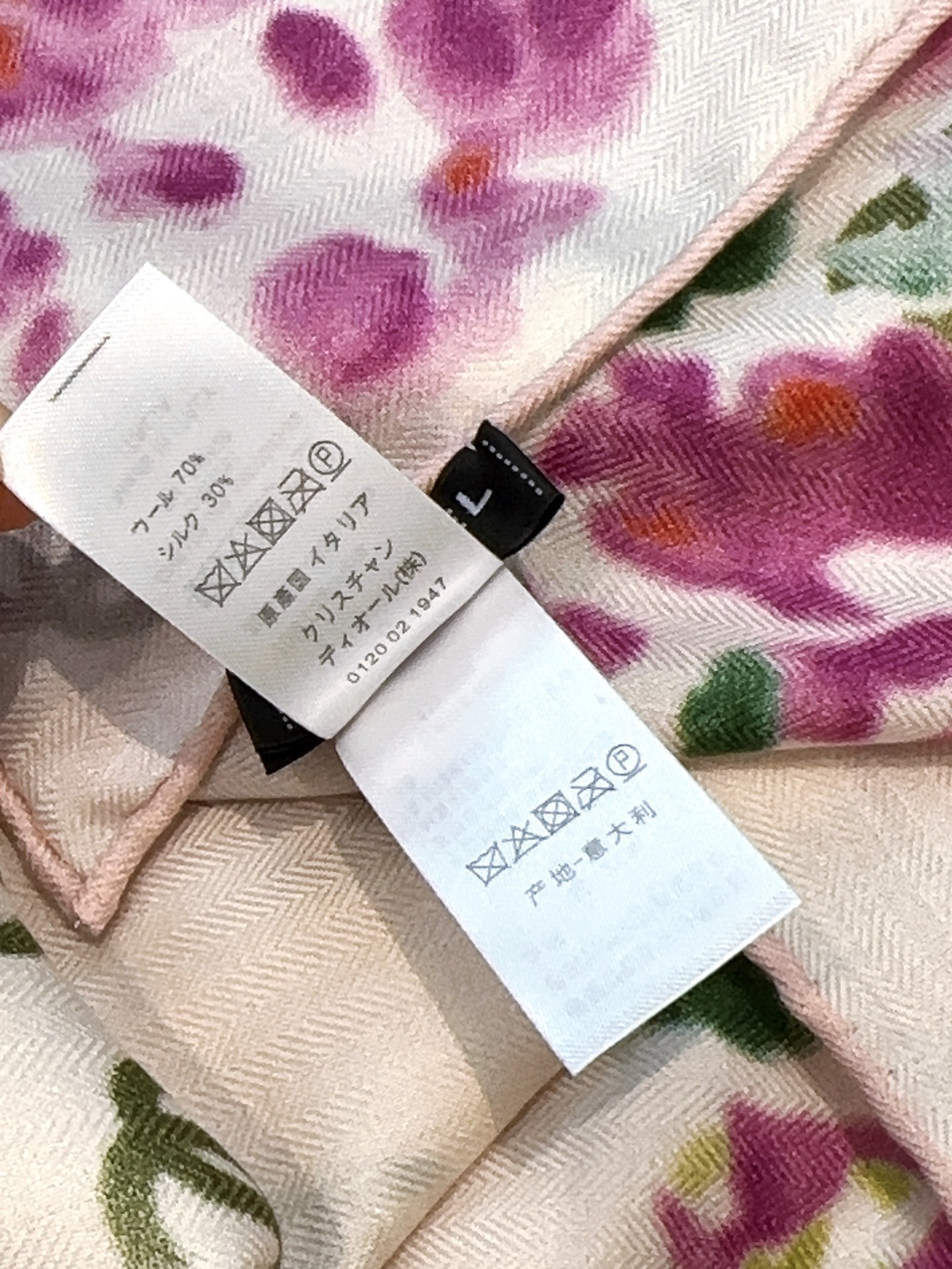 香奈儿上新❤️【Chanel】 经典茶花优雅Coco风，Chanel最新丝绒大方巾~气质到骨子里，香奶奶