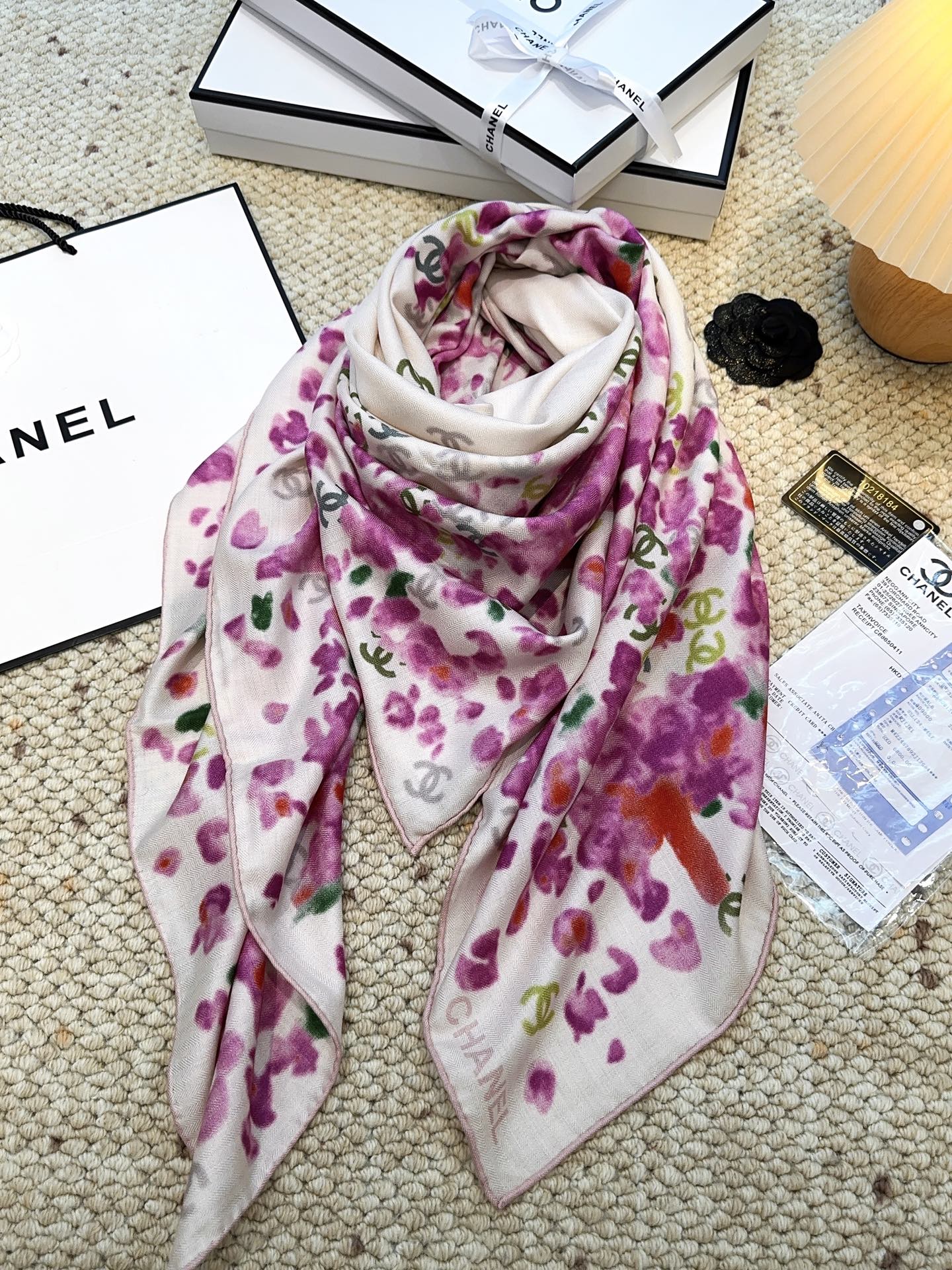 香奈儿上新❤️【Chanel】 经典茶花优雅Coco风，Chanel最新丝绒大方巾~气质到骨子里，香奶奶