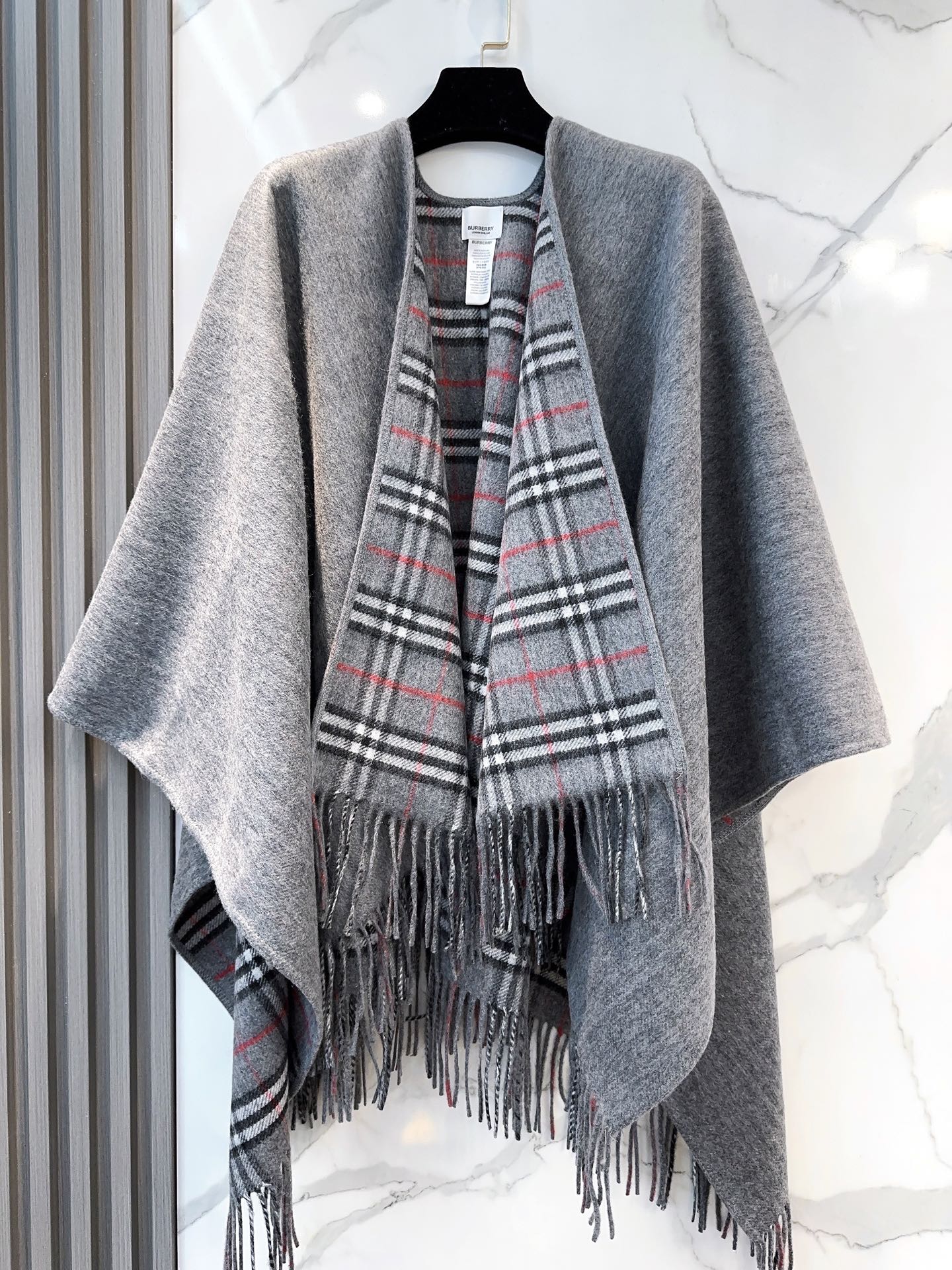 burberry经典英伦格双面斗篷披肩，超级好看，这批原单全包.本来订制出口单.但是不明原因被扣留，Qc