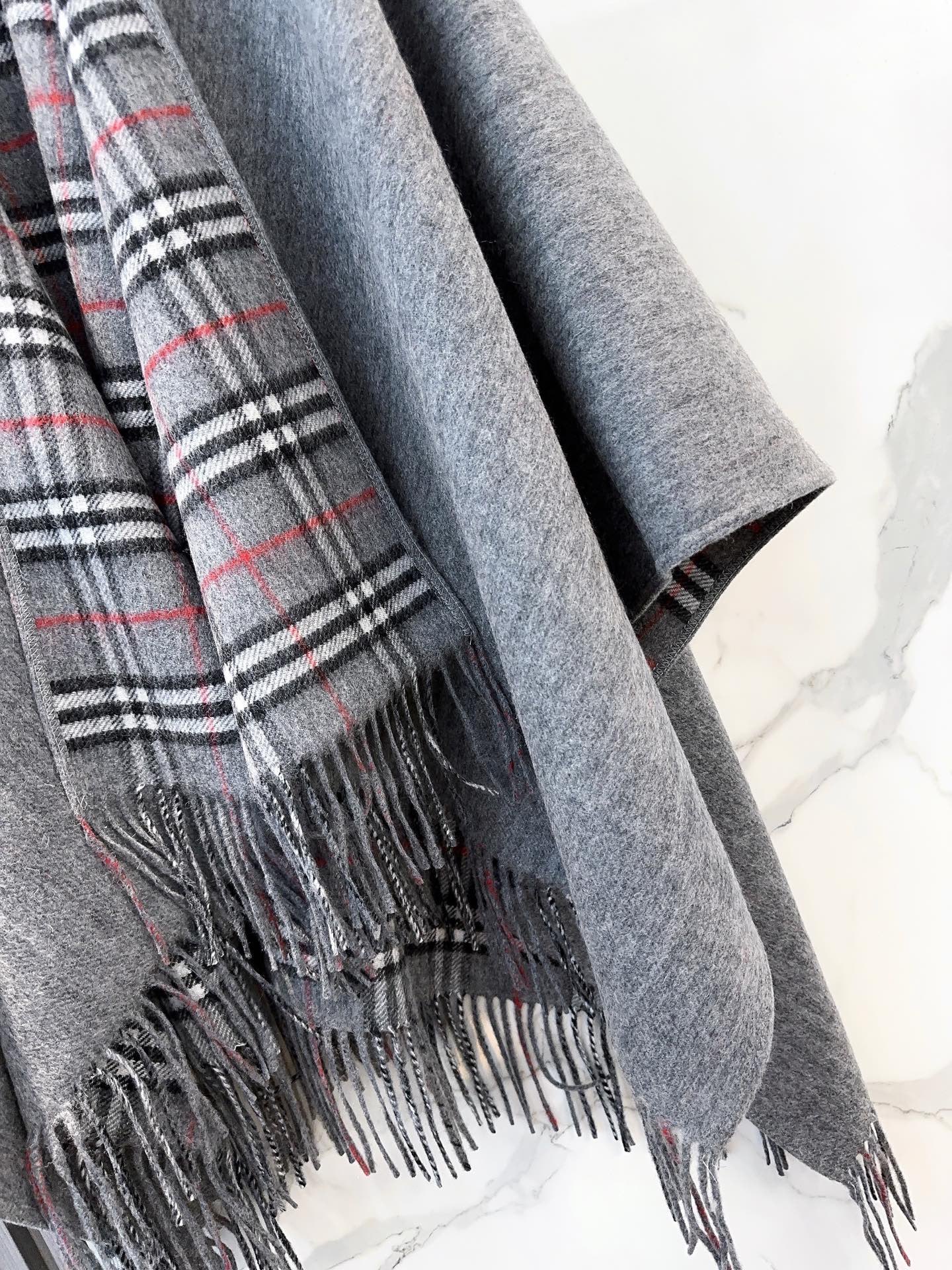 burberry经典英伦格双面斗篷披肩，超级好看，这批原单全包.本来订制出口单.但是不明原因被扣留，Qc