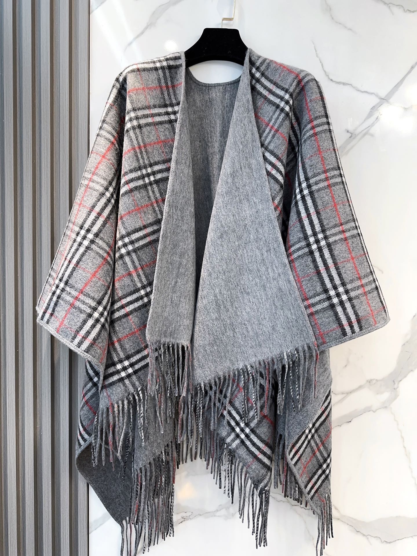 burberry经典英伦格双面斗篷披肩，超级好看，这批原单全包.本来订制出口单.但是不明原因被扣留，Qc