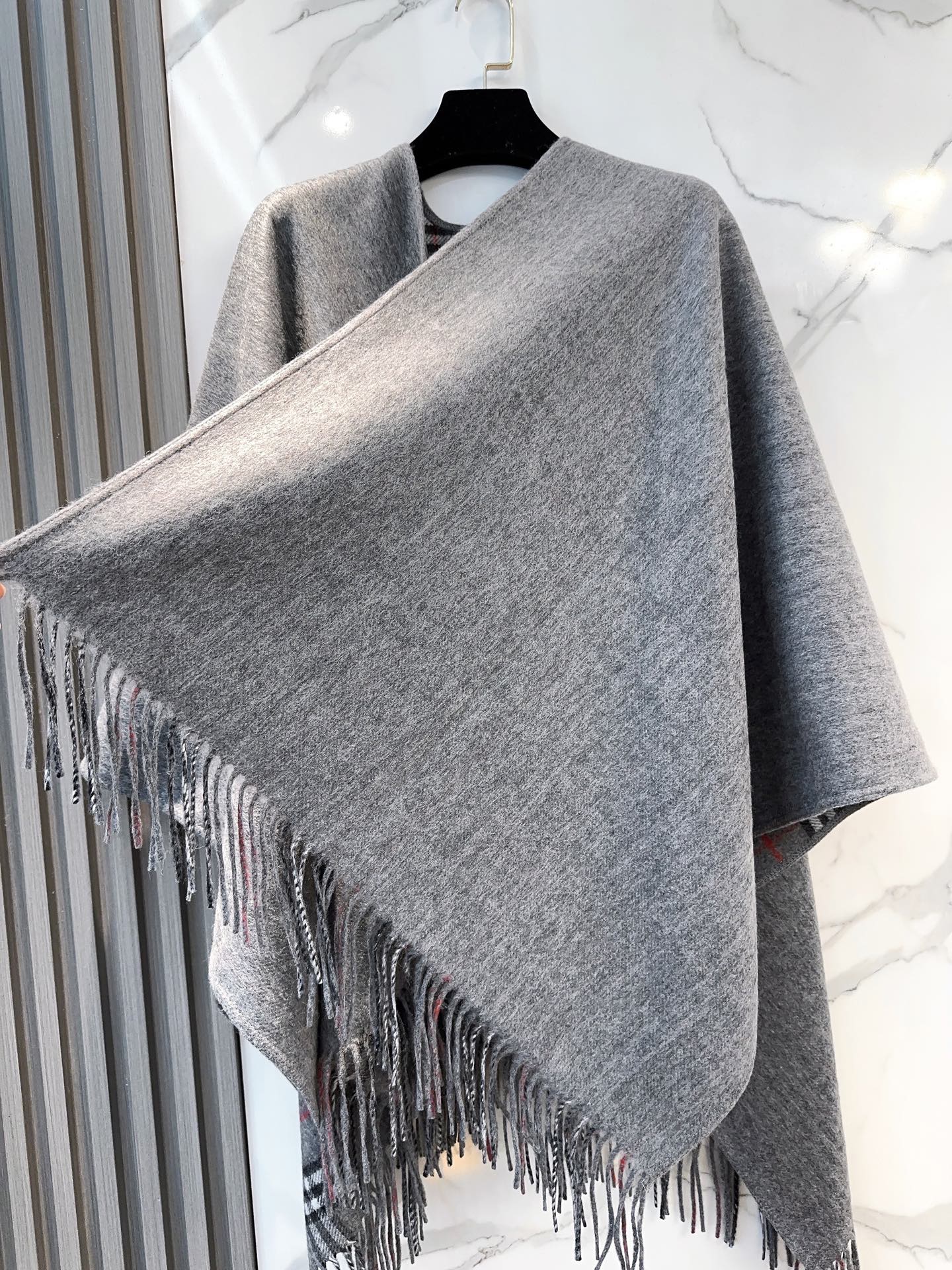 burberry经典英伦格双面斗篷披肩，超级好看，这批原单全包.本来订制出口单.但是不明原因被扣留，Qc