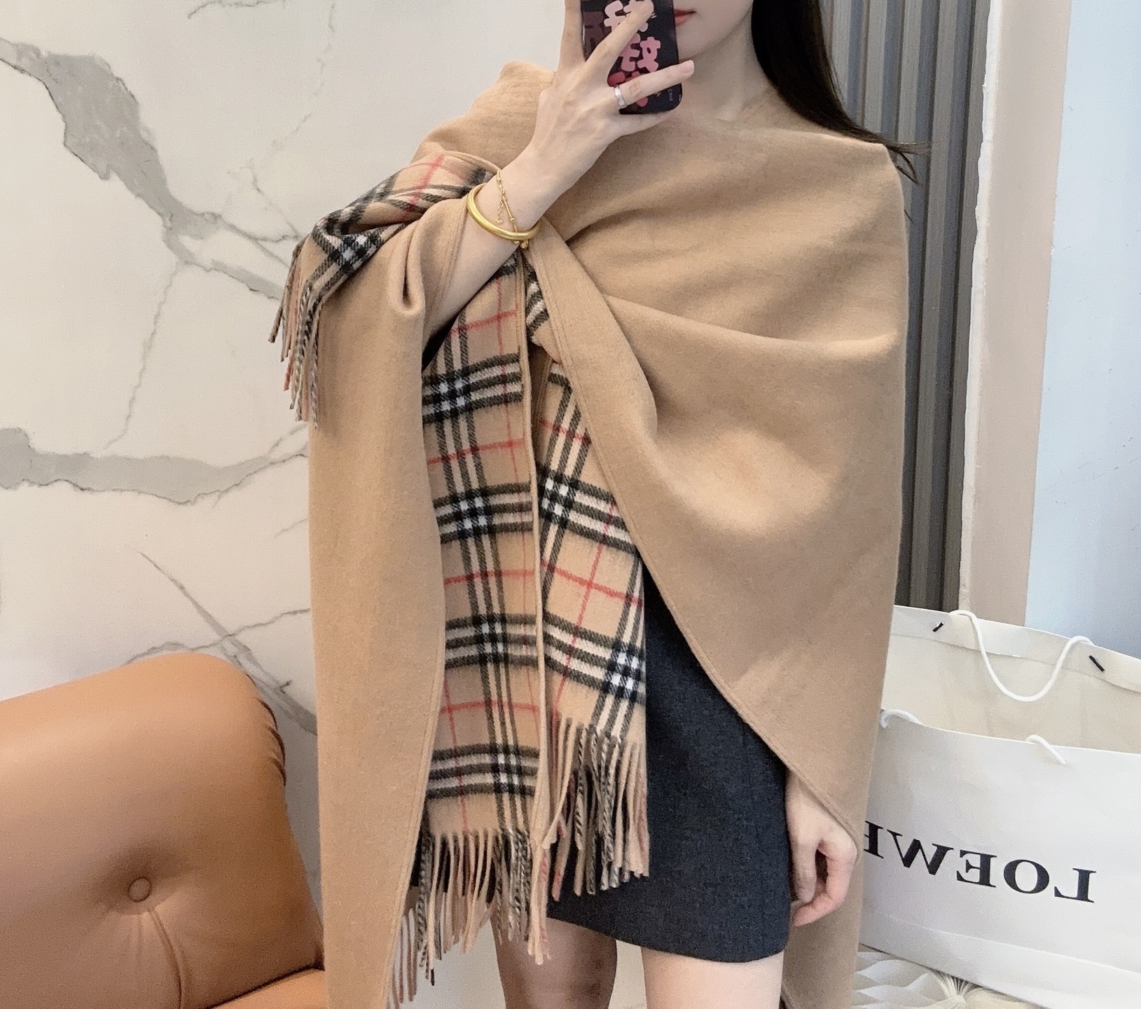 burberry经典英伦格双面斗篷披肩，超级好看，这批原单全包.本来订制出口单.但是不明原因被扣留，Qc