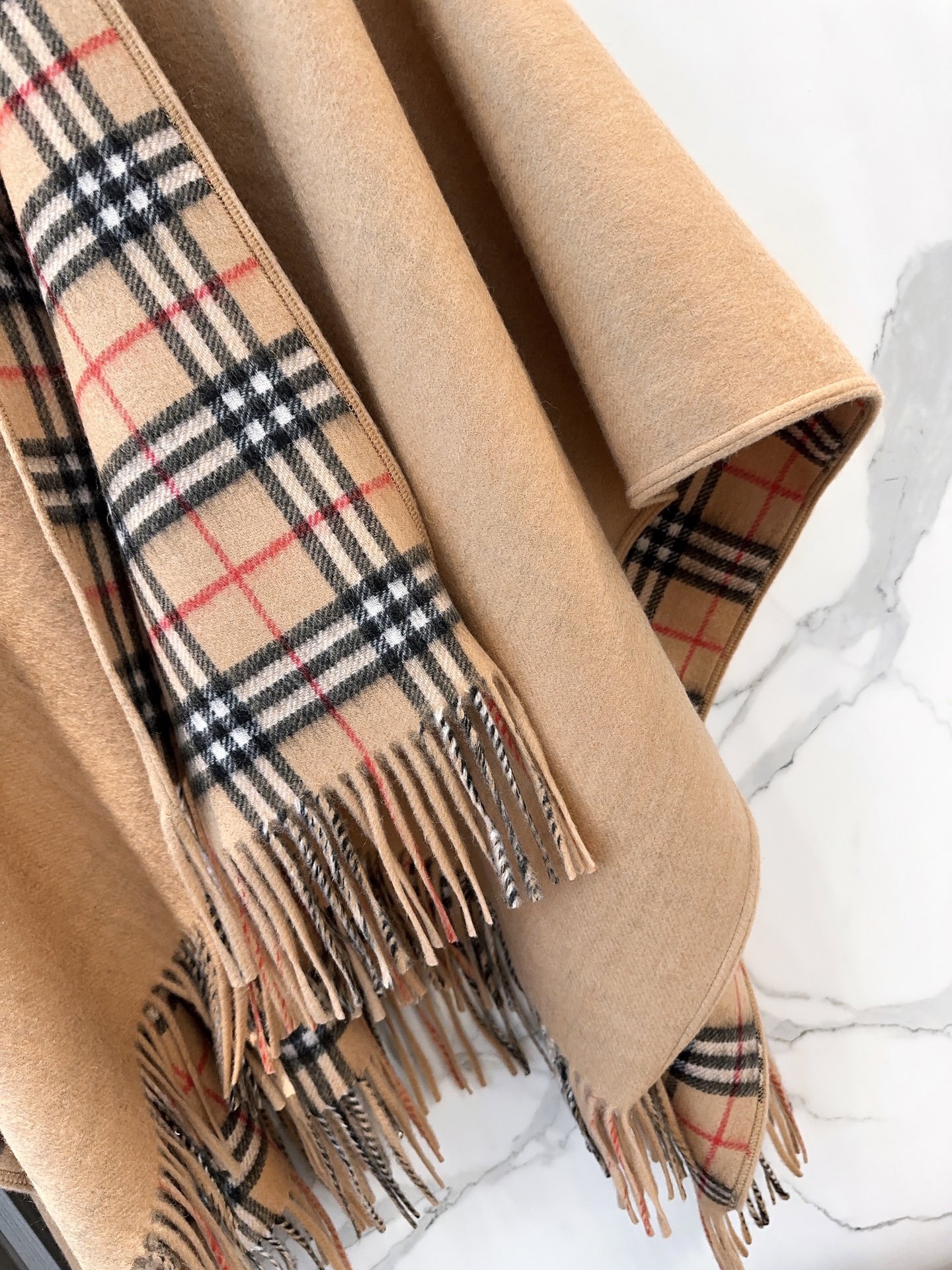 burberry经典英伦格双面斗篷披肩，超级好看，这批原单全包.本来订制出口单.但是不明原因被扣留，Qc